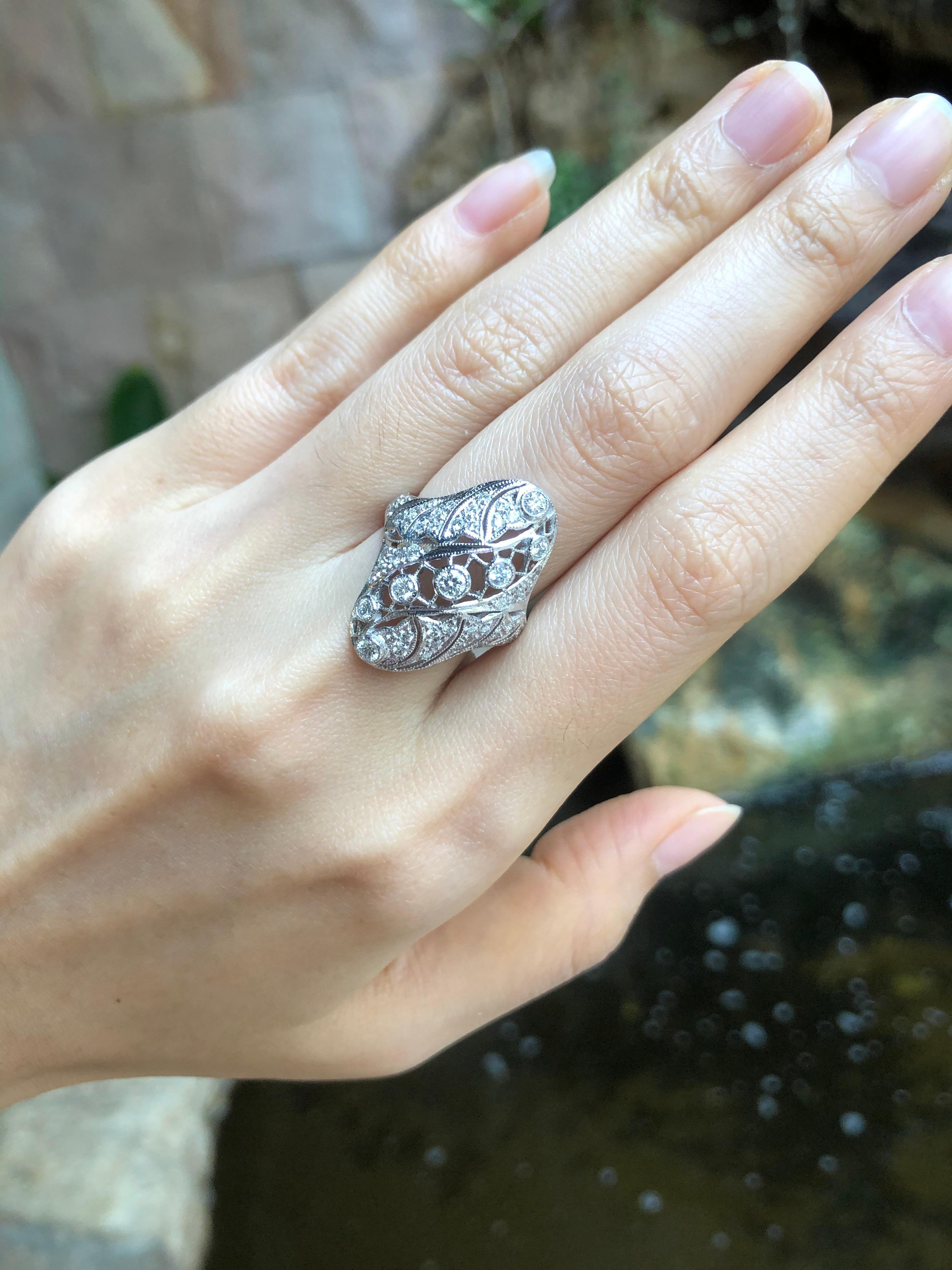 Bague en or blanc 18 carats sertie d'un diamant de 0,95 carat

Largeur :  2.5 cm 
Longueur : 2.5 cm
Taille de l'anneau : 53
Poids total : 7,21 grammes


