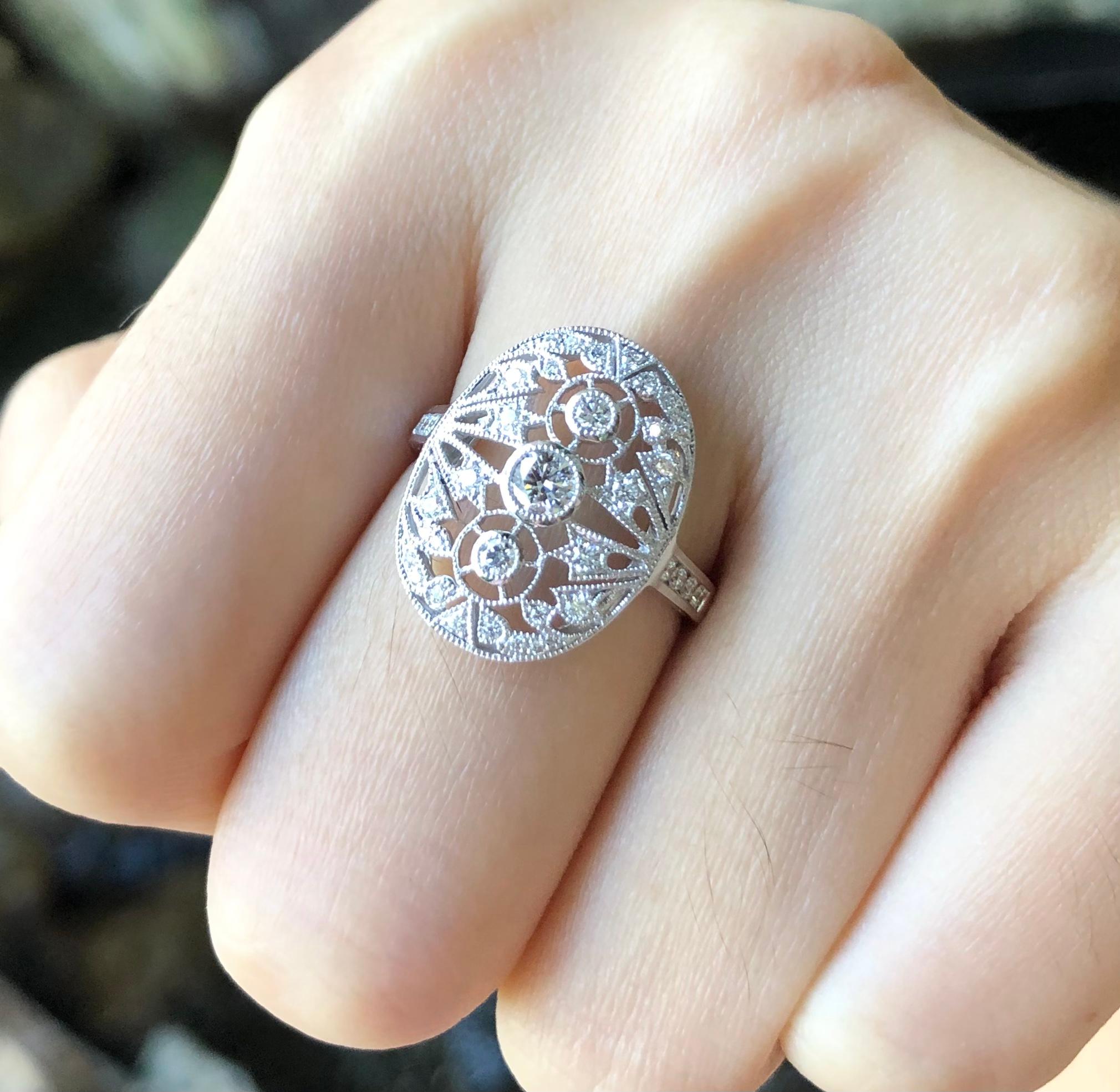 Bague avec diamants de 0,44 carat sertis dans de l'or blanc 18 carats

Largeur :  1.4 cm 
Longueur : 1,8 cm
Taille de l'anneau : 52
Poids total : 3,74 grammes

