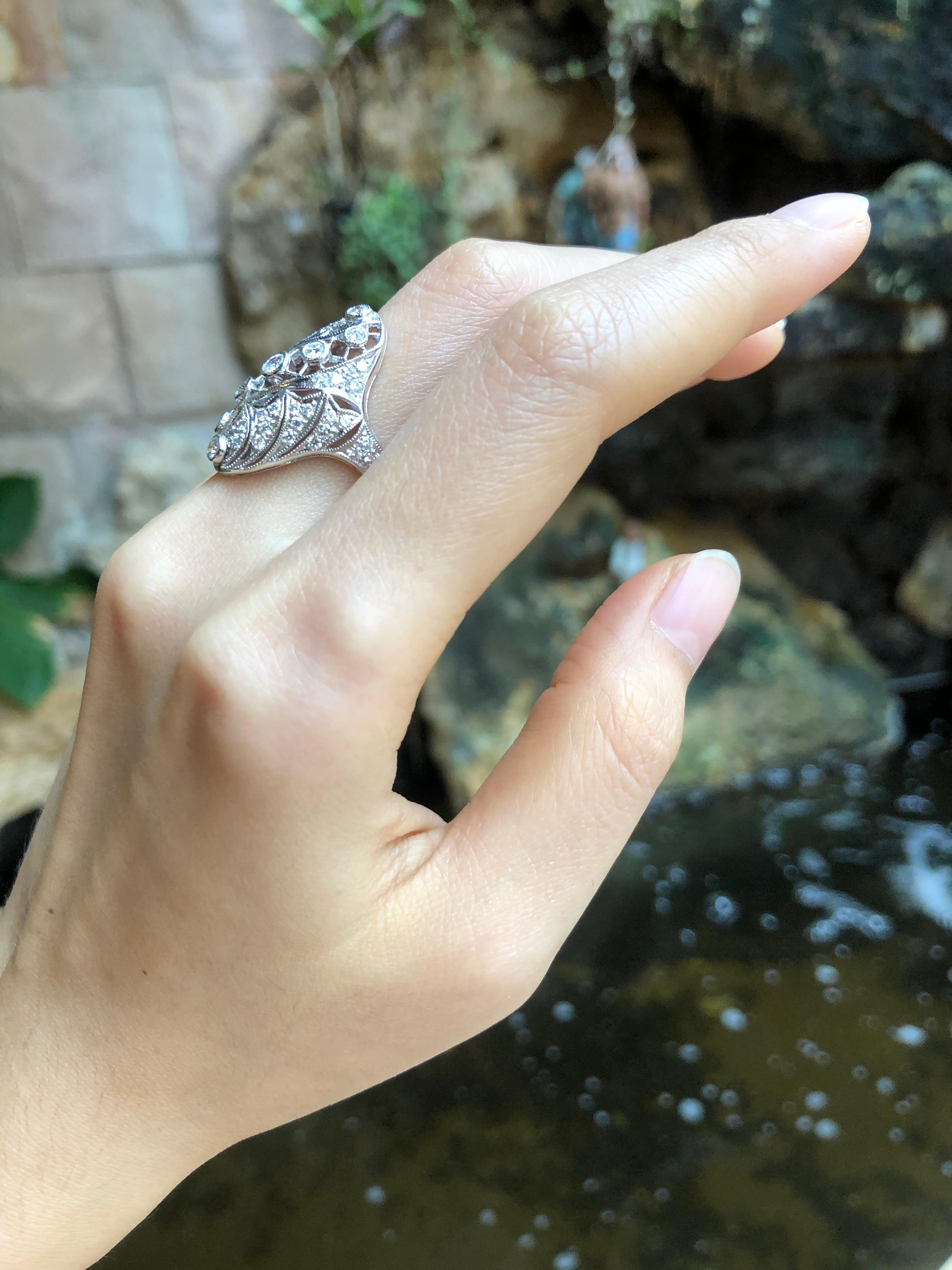Art déco Bague en or blanc 18 carats sertie de diamants en vente