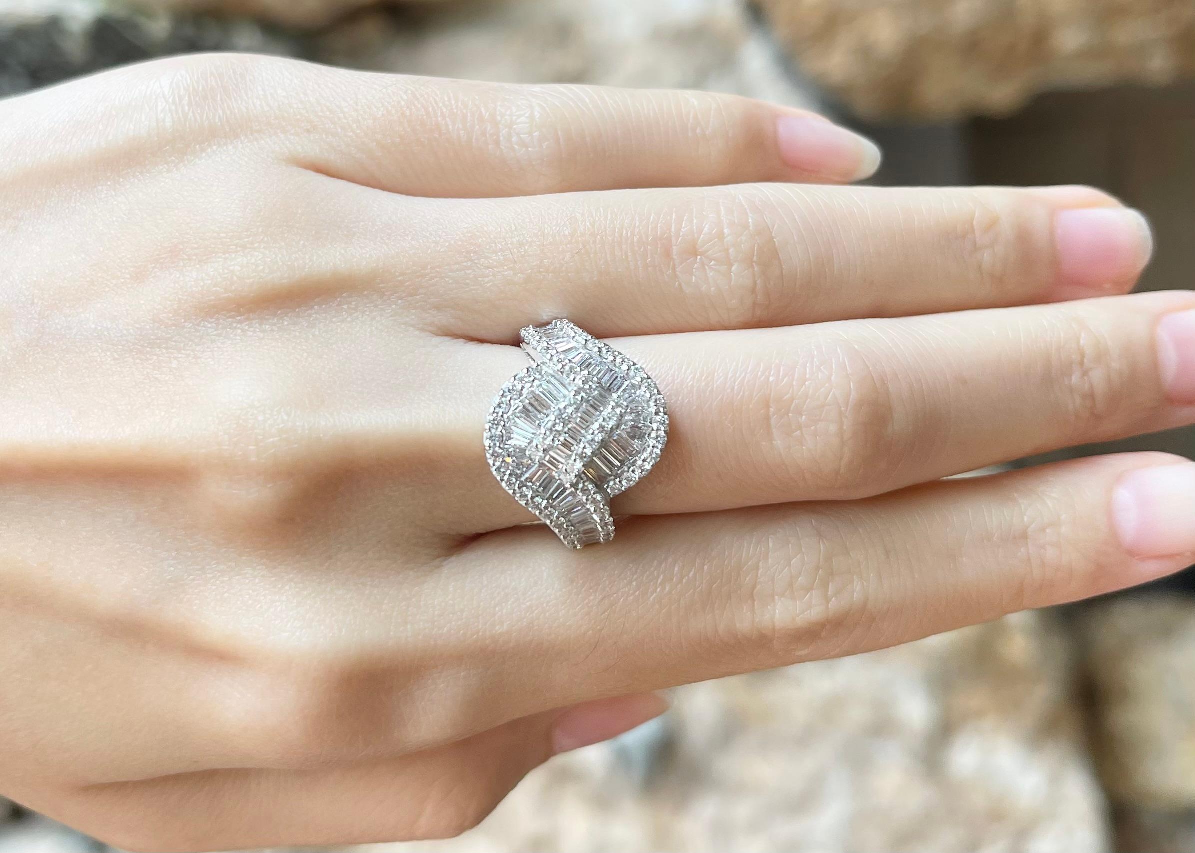 Contemporary Diamond Ring set in 18 Karat White Gold Settings For Sale