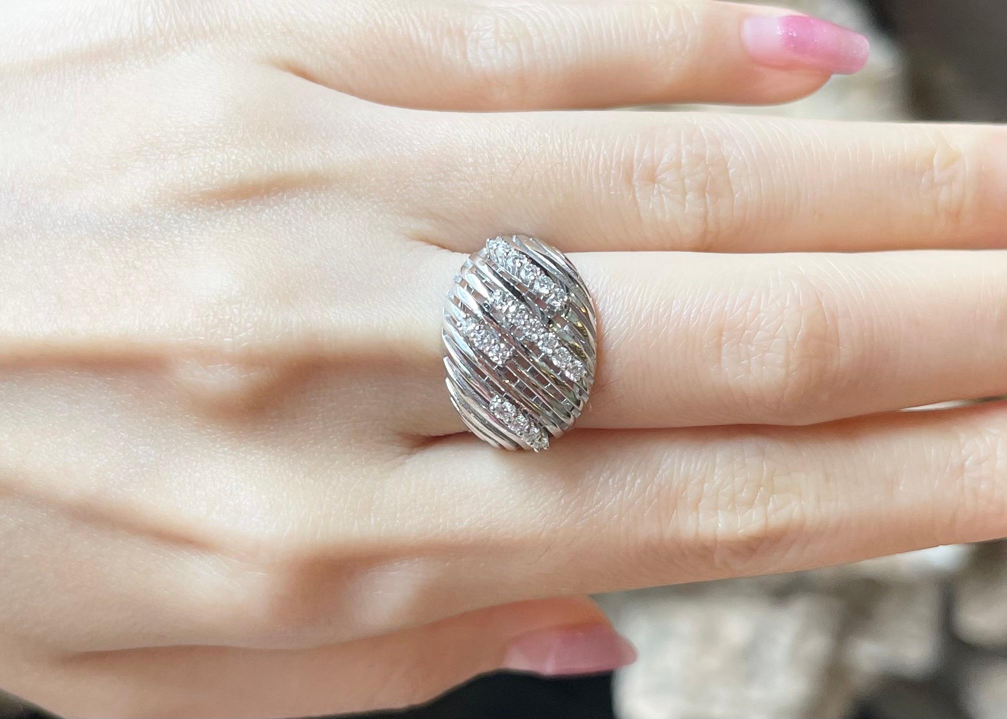 Diamantring aus 18 Karat Weißgold in Fassungen gefasst (Zeitgenössisch) im Angebot