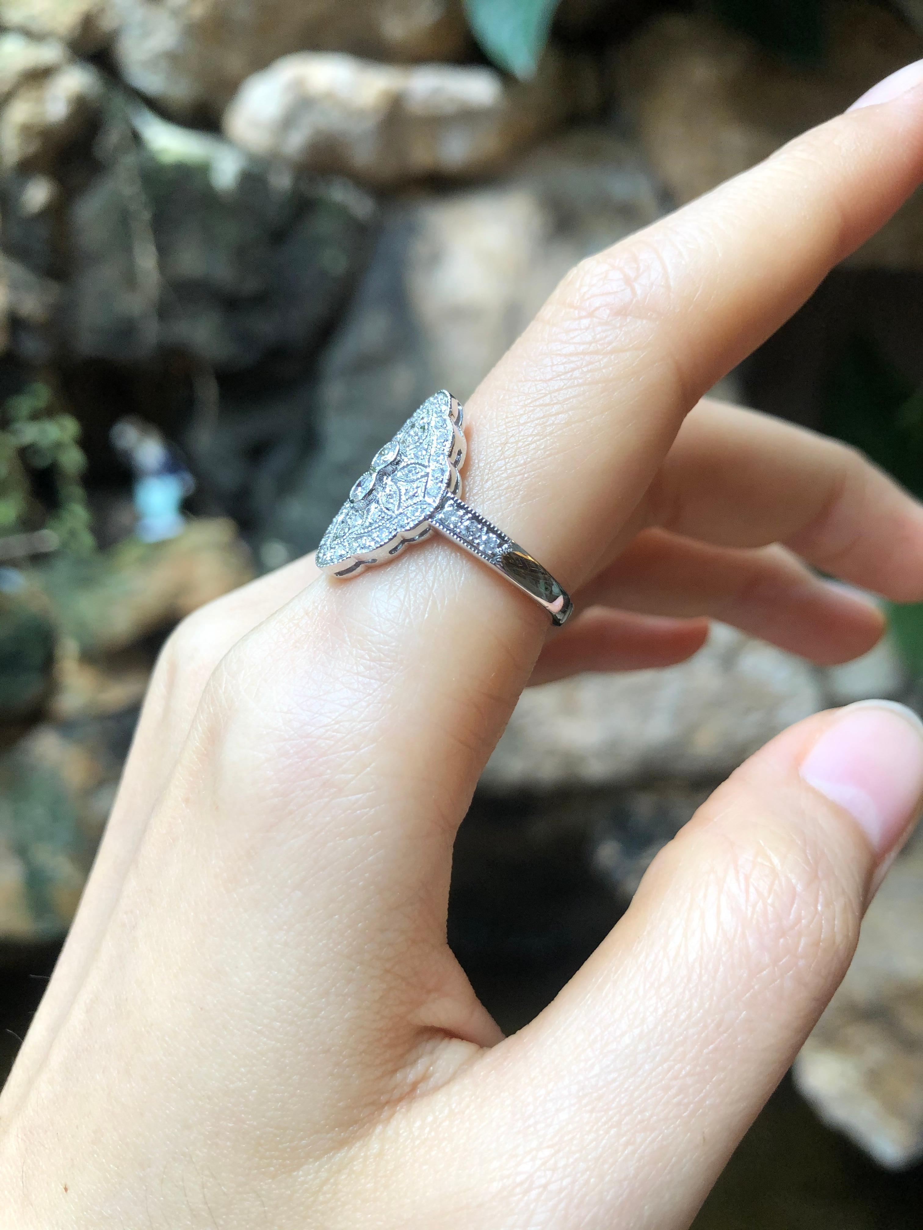 Bague en or blanc 18 carats sertie de diamants Neuf - En vente à Bangkok, TH