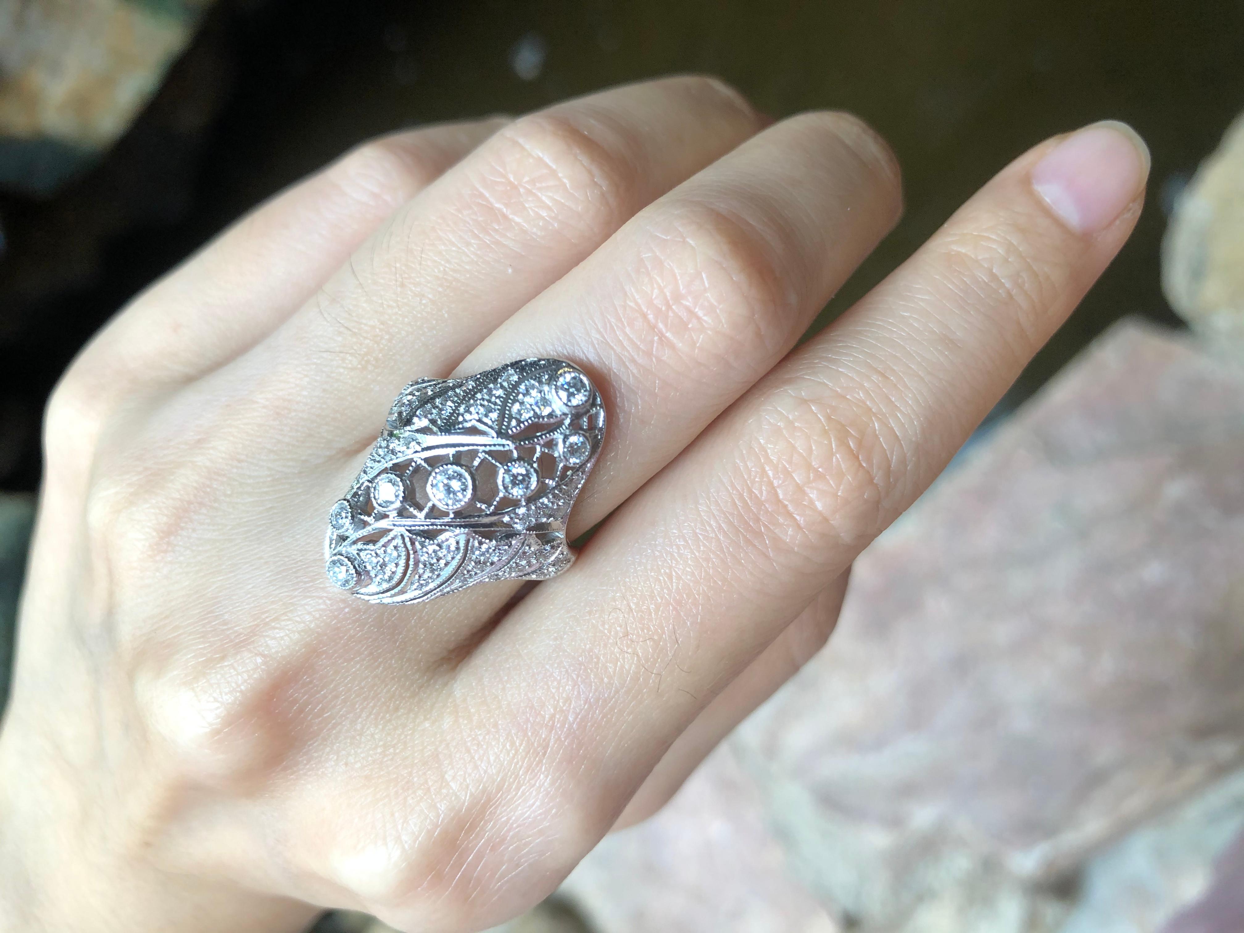 Taille mixte Bague en or blanc 18 carats sertie de diamants en vente