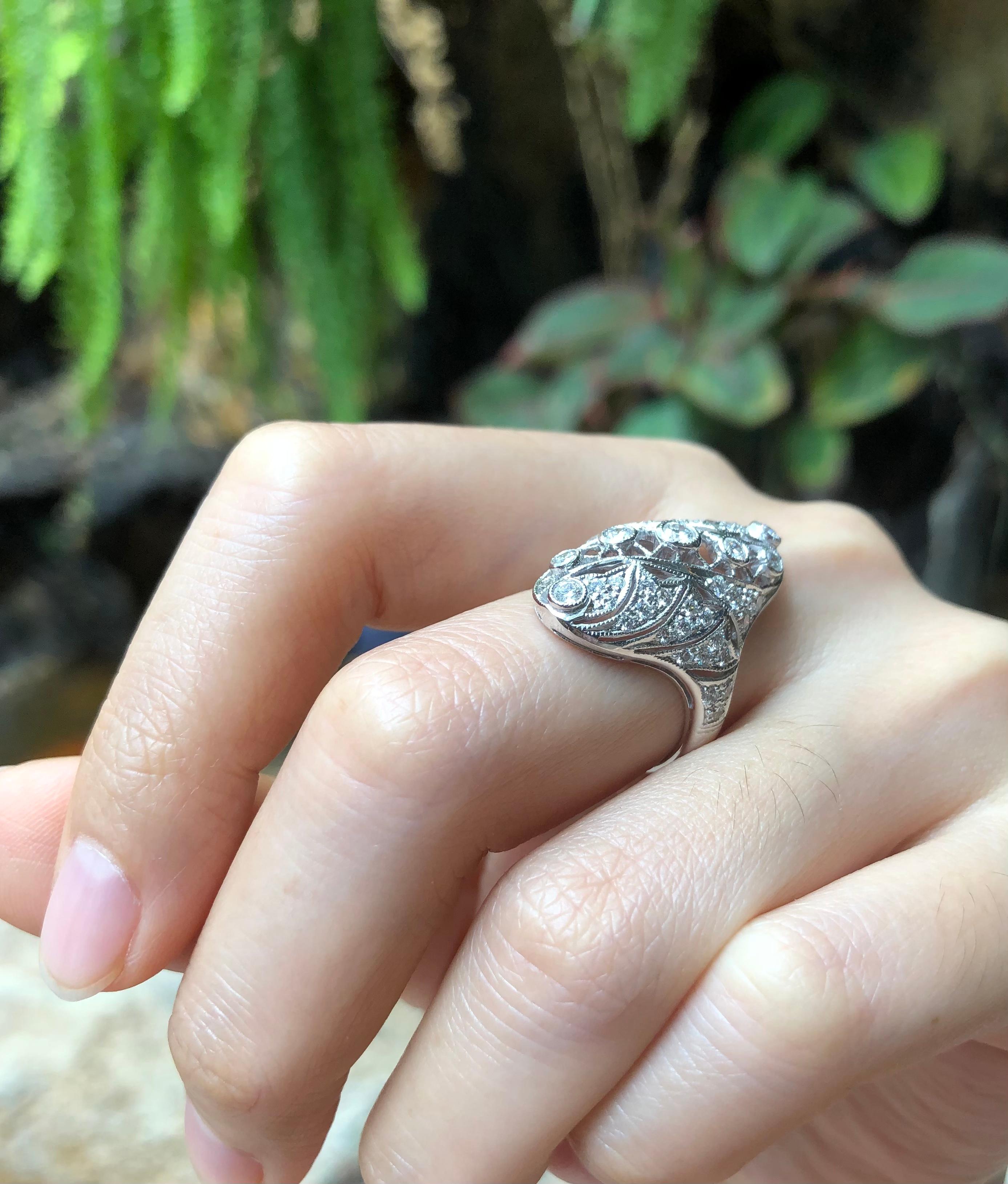 Bague en or blanc 18 carats sertie de diamants Neuf - En vente à Bangkok, TH