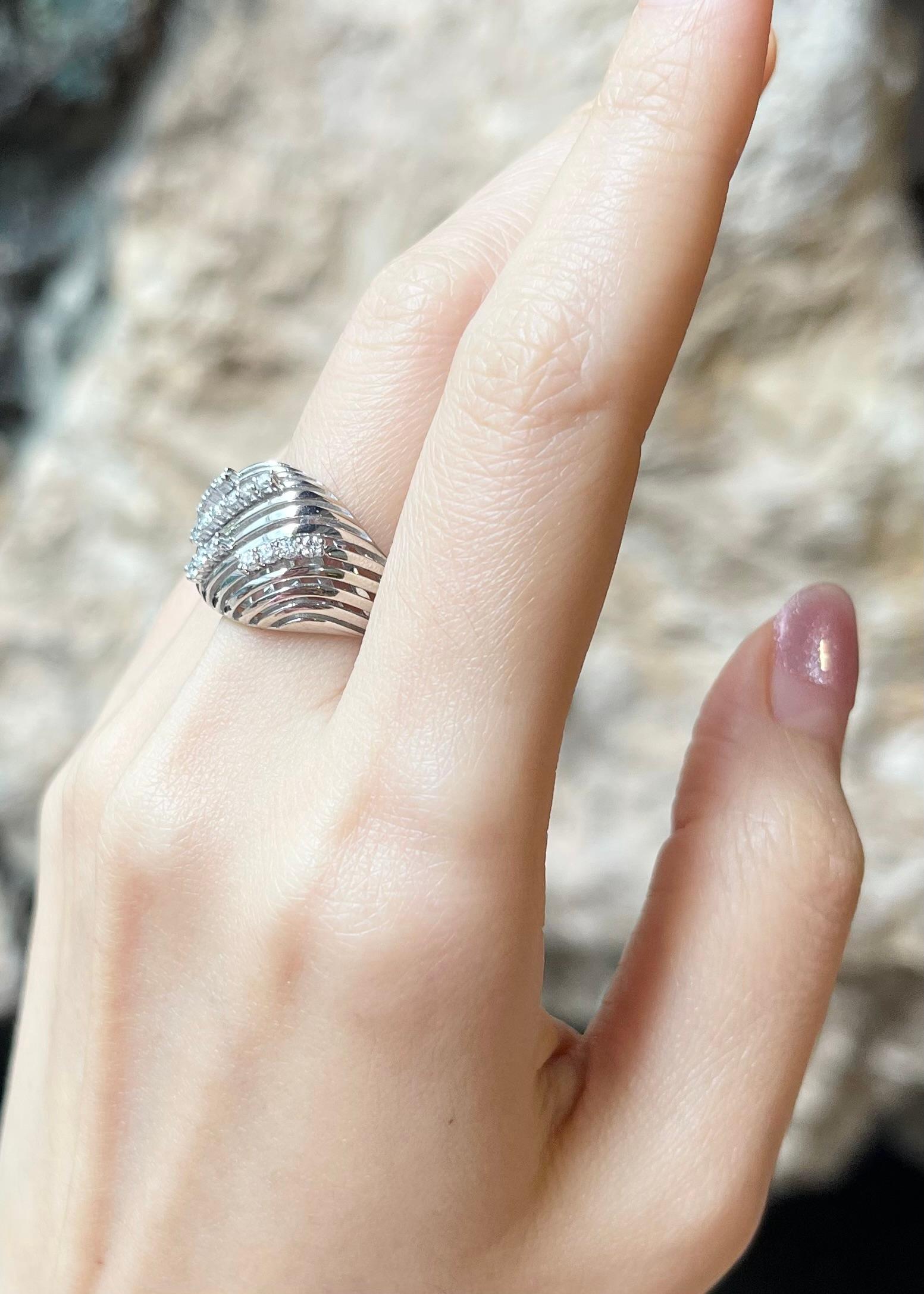 Diamantring aus 18 Karat Weißgold in Fassungen gefasst im Zustand „Neu“ im Angebot in Bangkok, TH