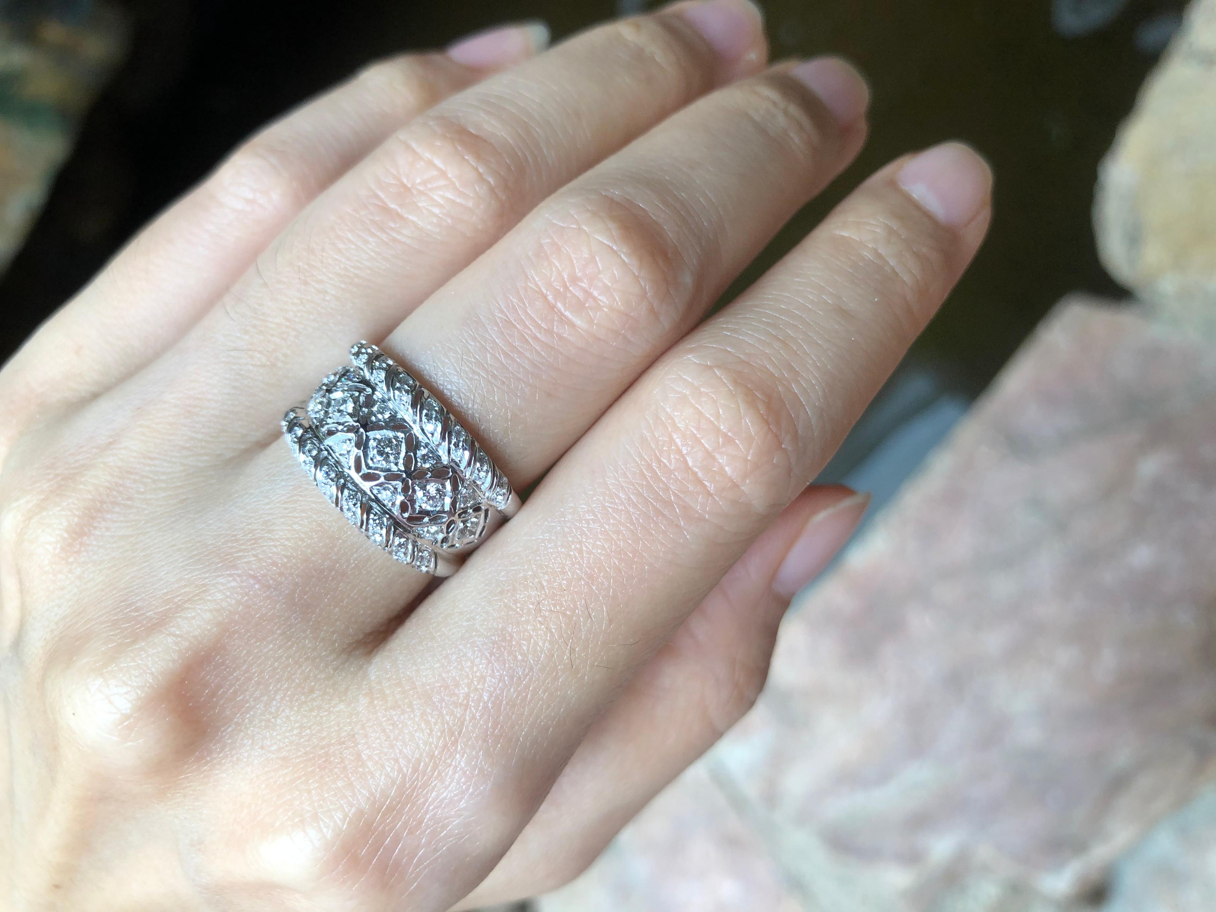 Art Deco Diamond Ring Set in 18 Karat White Gold Settings For Sale