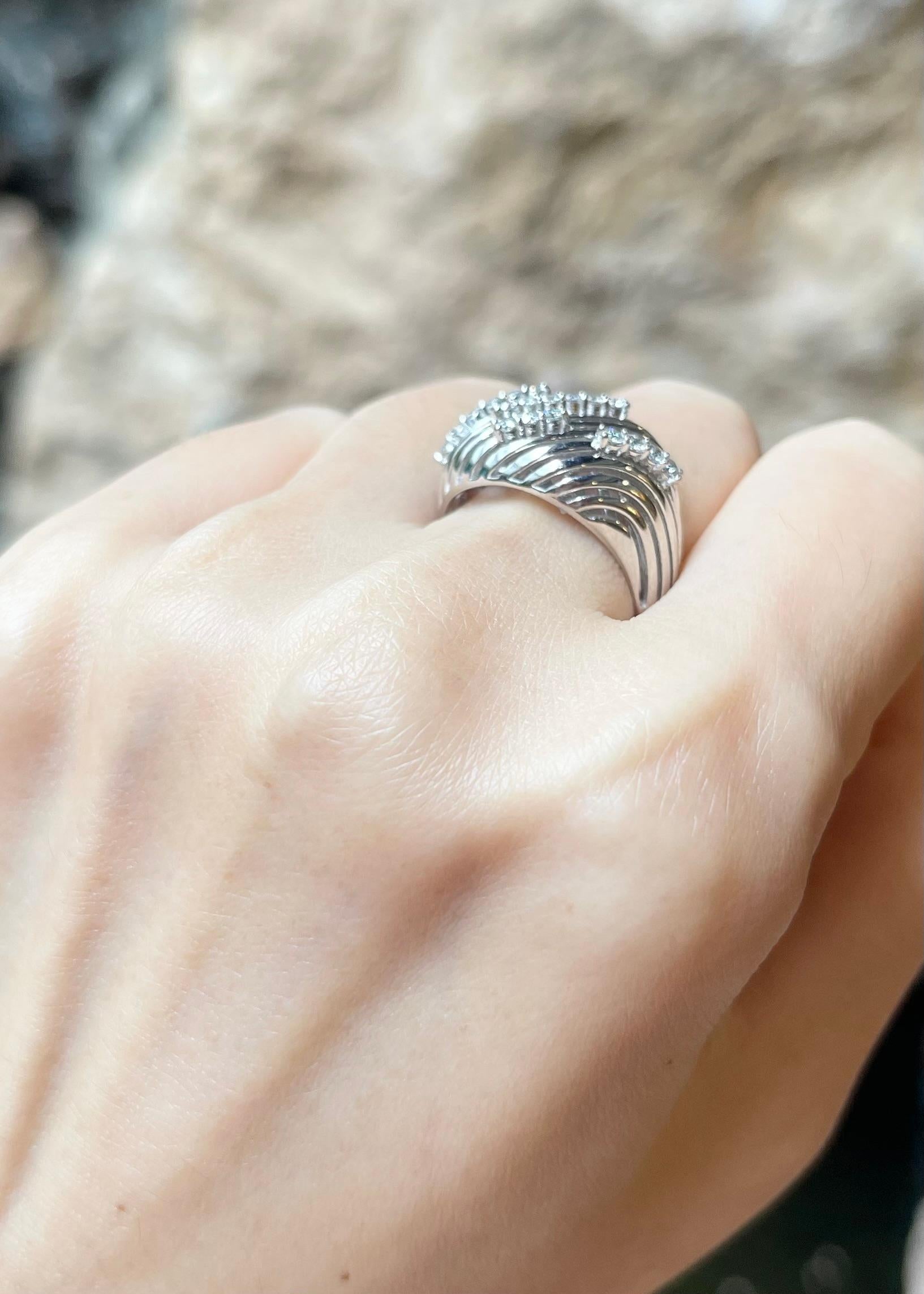 Diamantring aus 18 Karat Weißgold in Fassungen gefasst Damen im Angebot