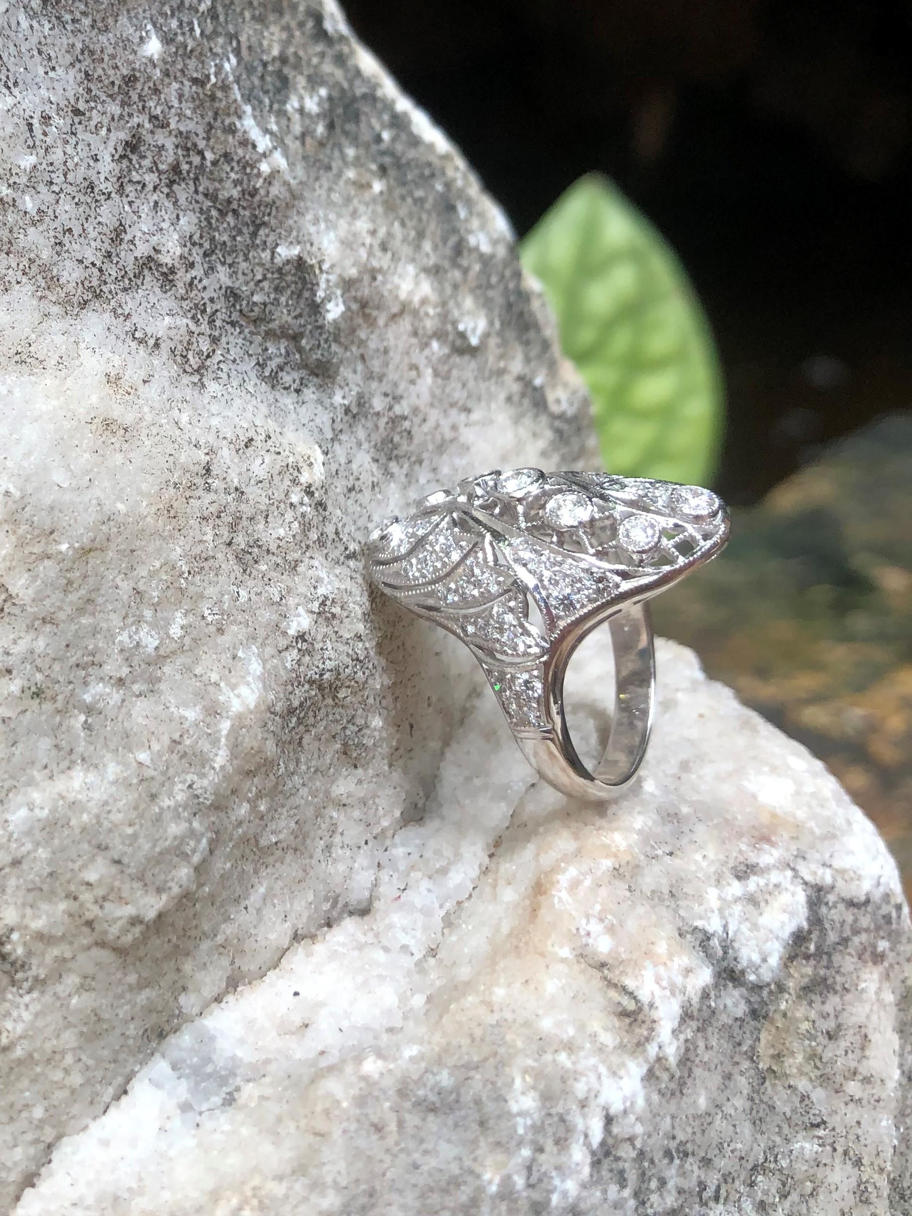 Bague en or blanc 18 carats sertie de diamants en vente 1
