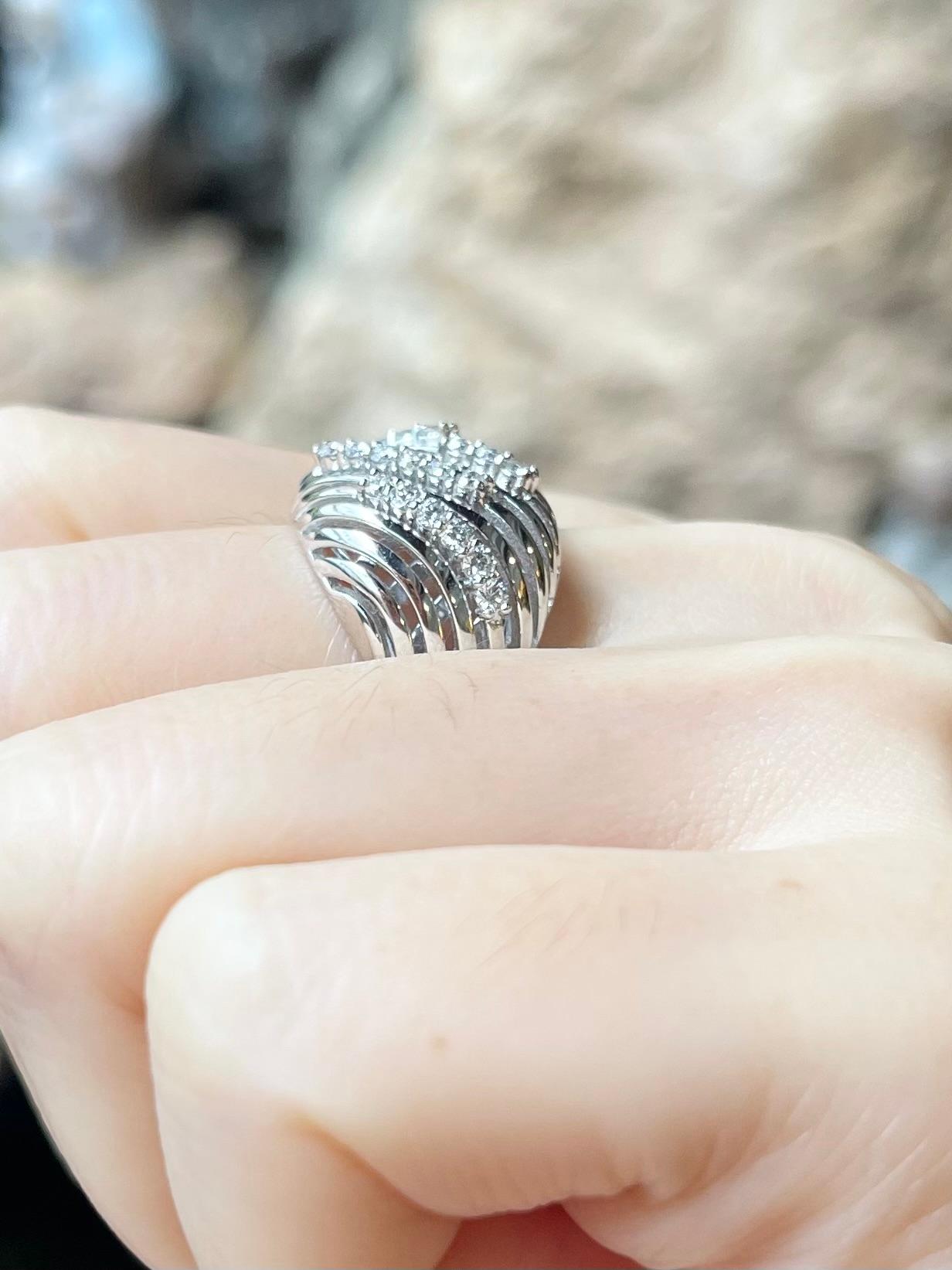 Diamantring aus 18 Karat Weißgold in Fassungen gefasst im Angebot 1
