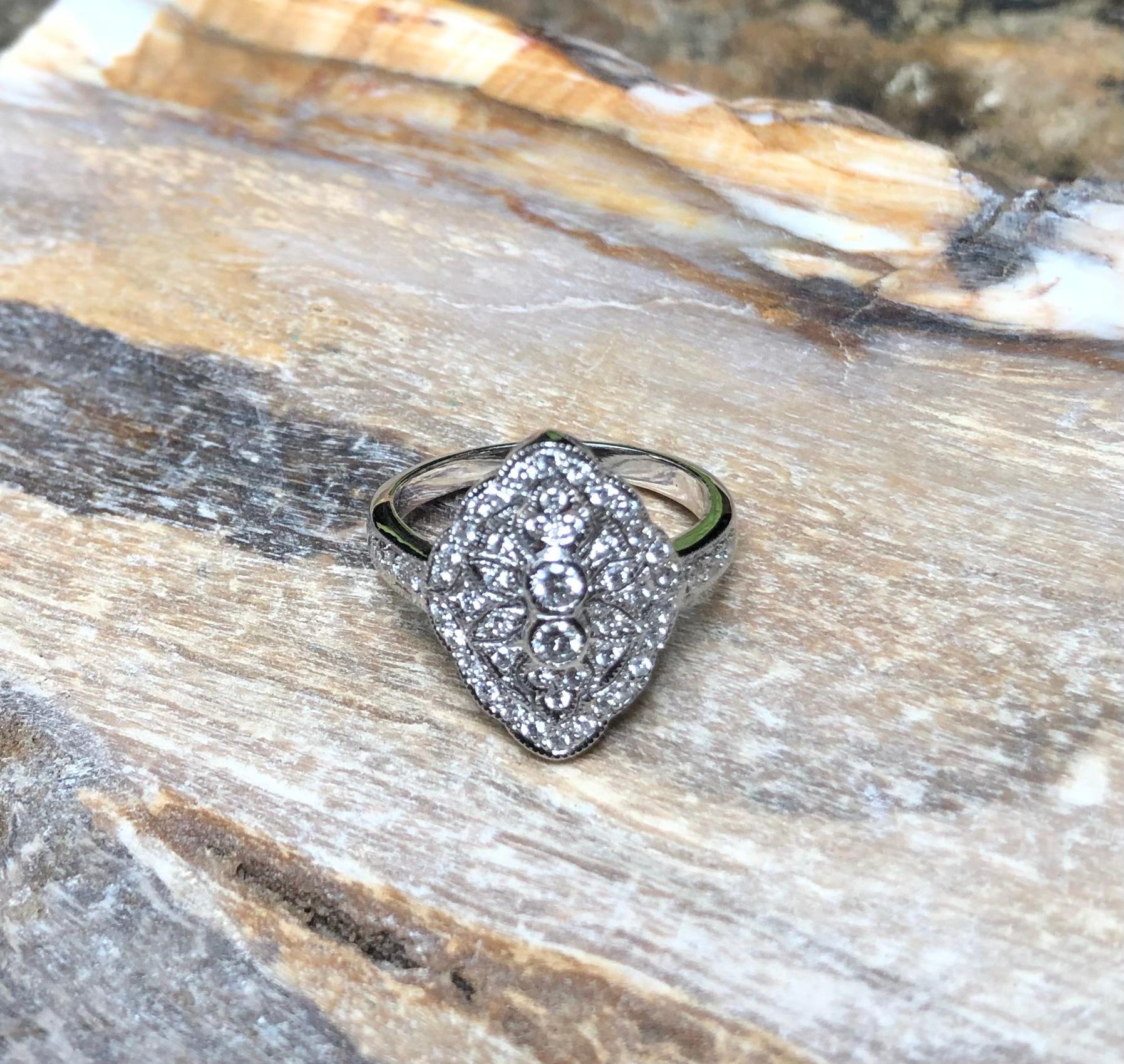 Bague en or blanc 18 carats sertie de diamants en vente 3