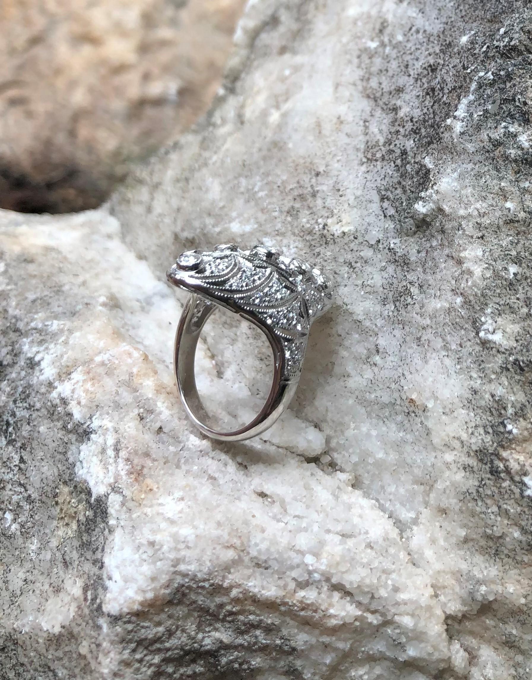 Bague en or blanc 18 carats sertie de diamants en vente 2
