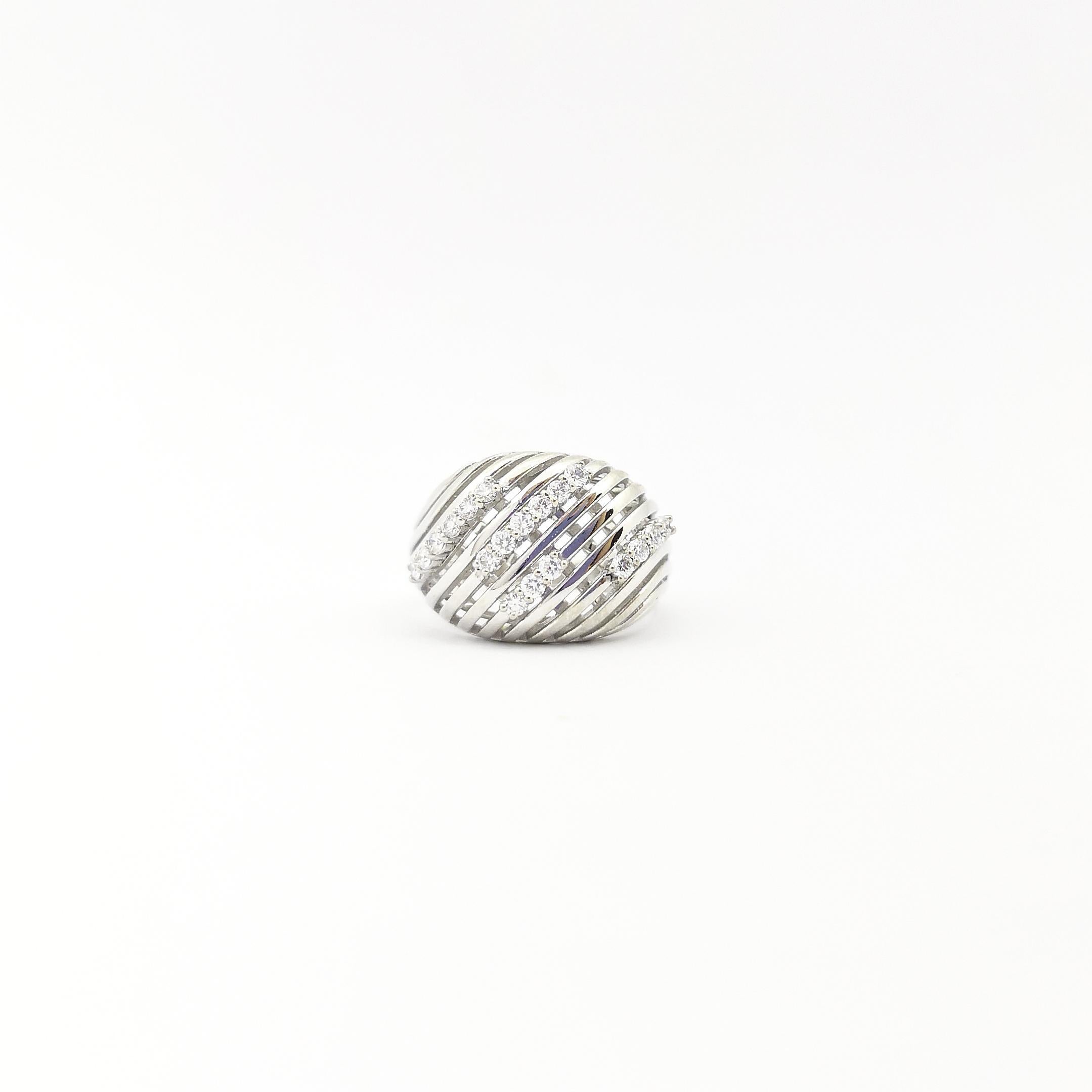 Diamantring aus 18 Karat Weißgold in Fassungen gefasst im Angebot 2