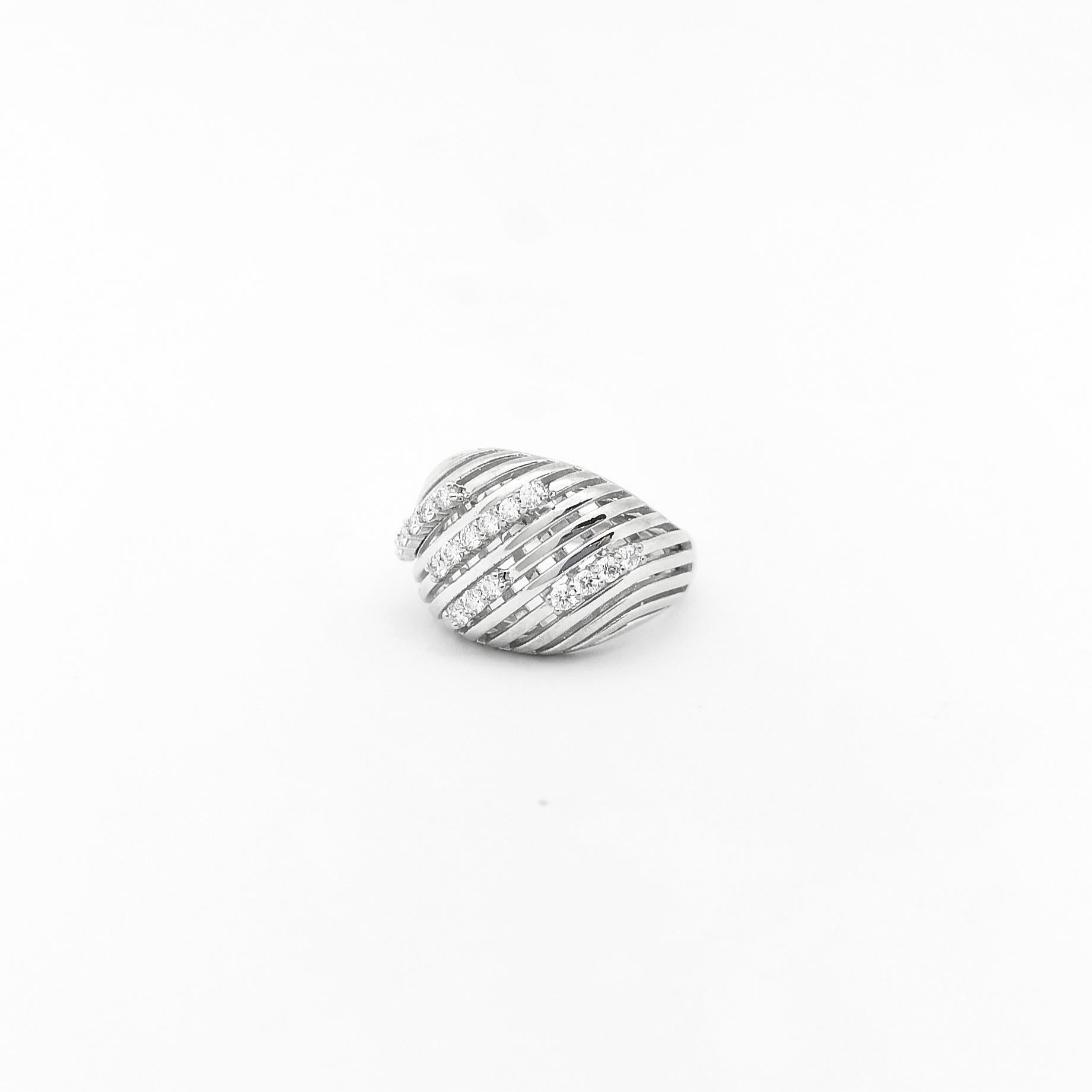 Diamantring aus 18 Karat Weißgold in Fassungen gefasst im Angebot 3