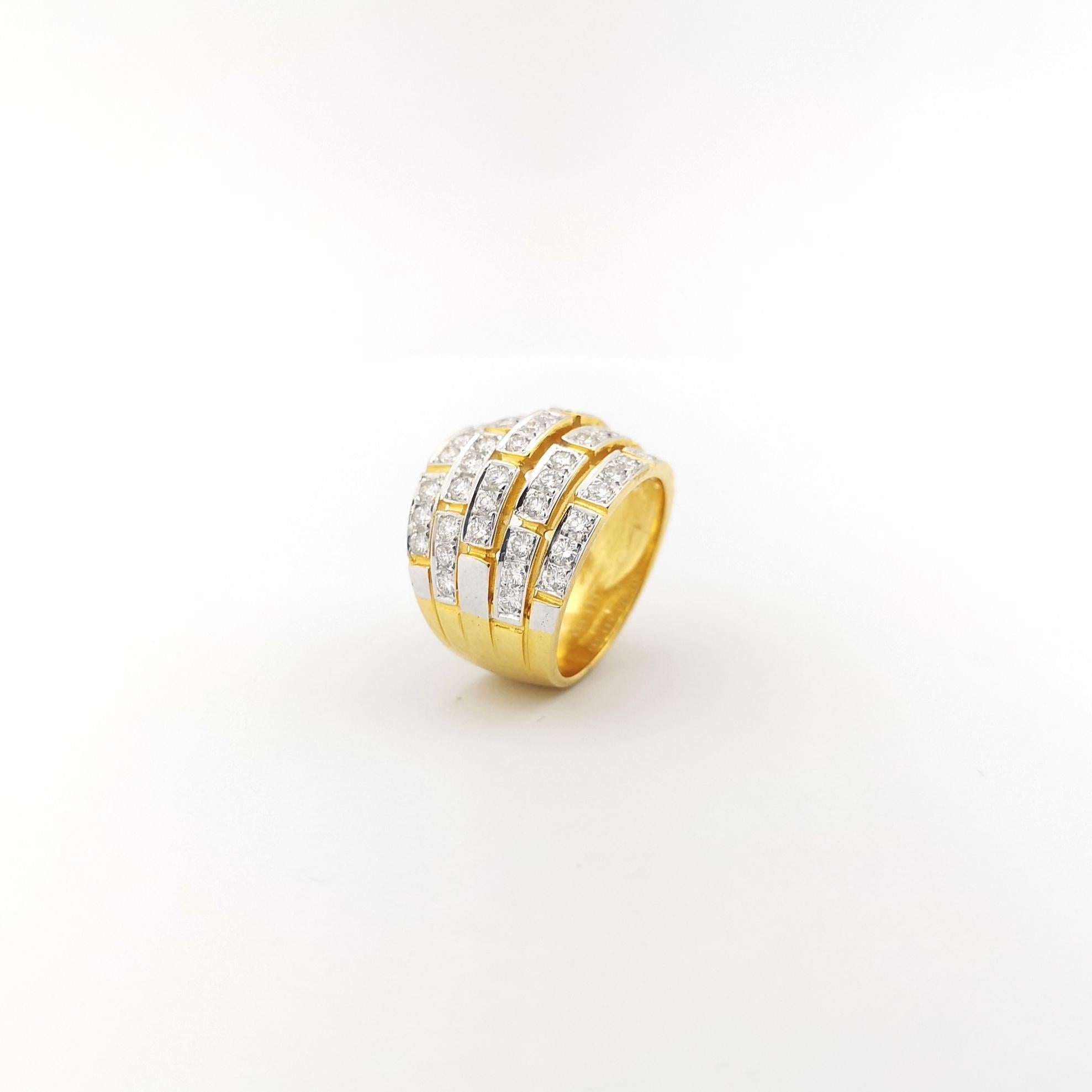 Diamond Ring set in 18K Gold Settings For Sale 4