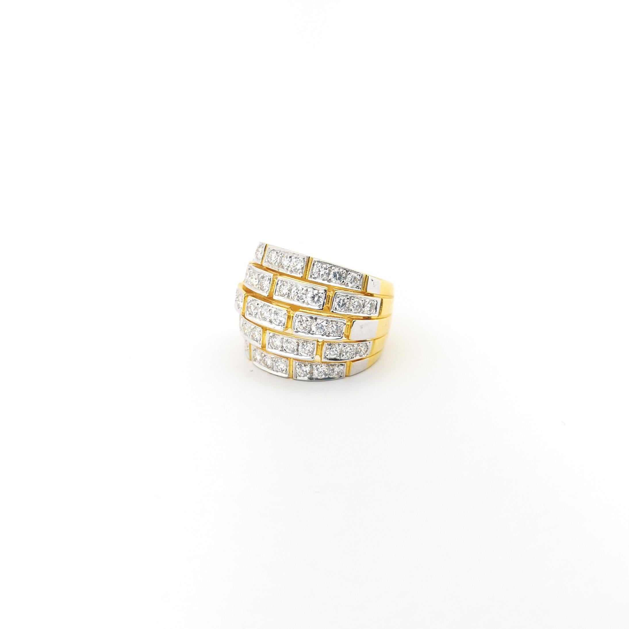 Diamond Ring set in 18K Gold Settings For Sale 6
