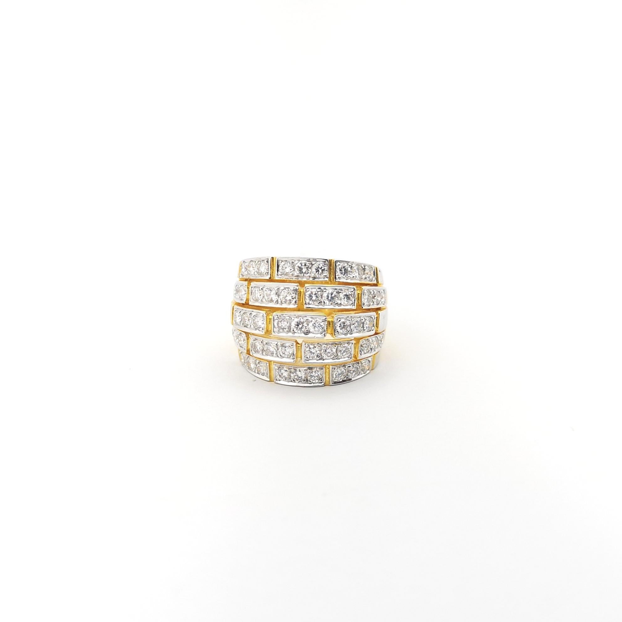 Diamond Ring set in 18K Gold Settings For Sale 7