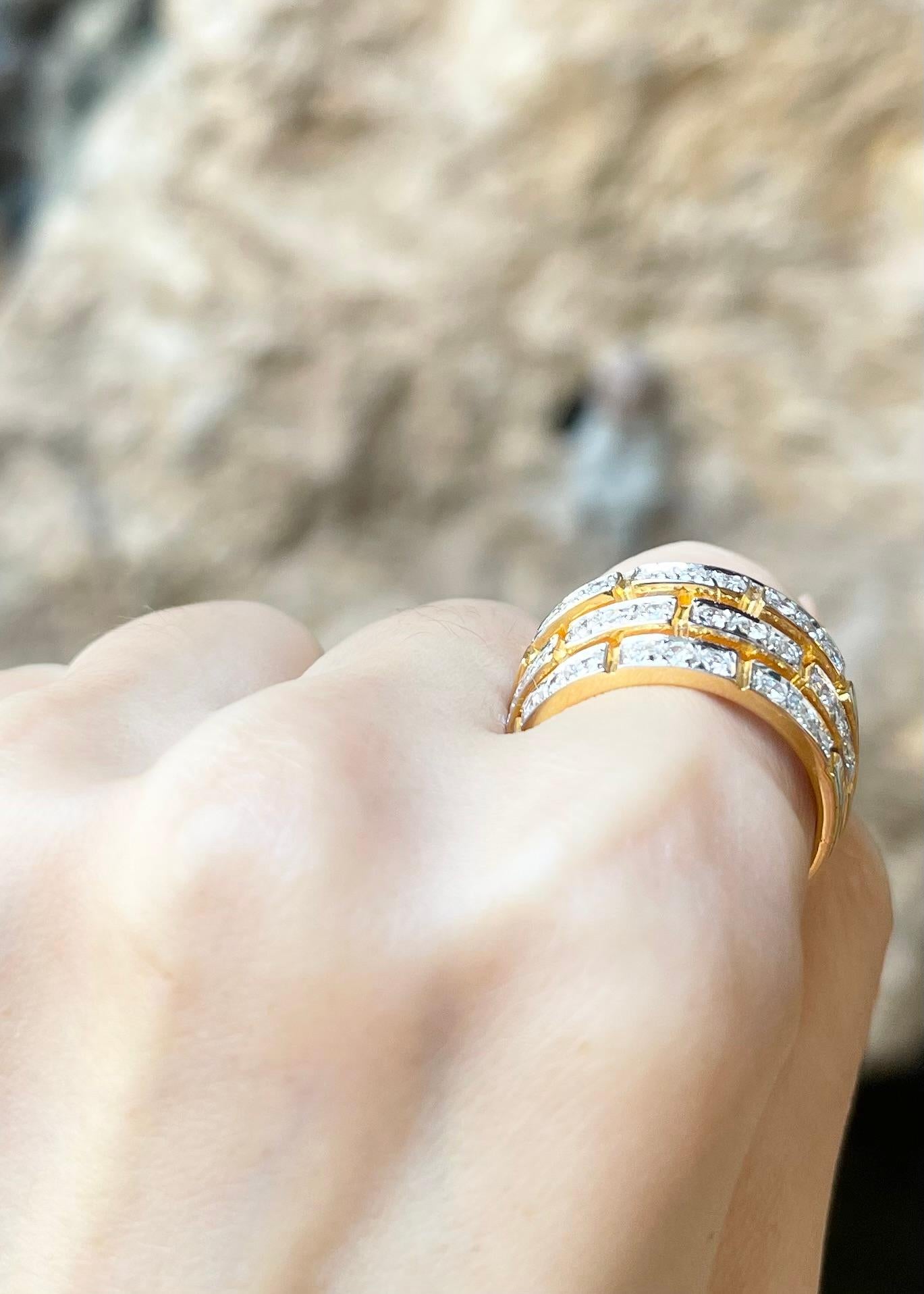 Women's or Men's Diamond Ring set in 18K Gold Settings For Sale