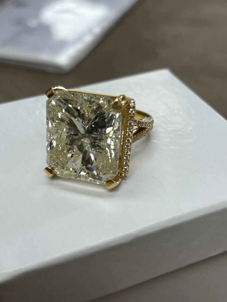 Bague en or 18 carats sertie de diamants et montée sur diamants en vente 4