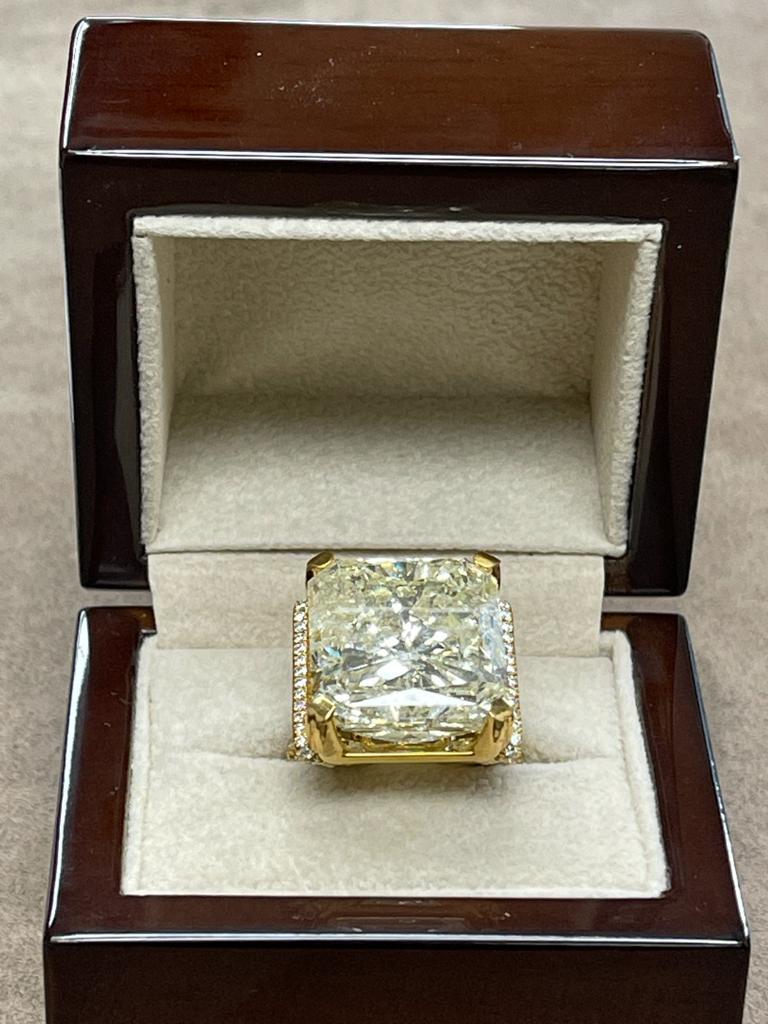 Diamantring in 18K Gold mit Diamanten Fassung.

Karatgewicht: 40,29 Karat 

Größe des Diamanten: 20 x 17,17 x 14,24 mm

Form und Schliff: Schliff eckig rechteckig modifizierter Brillant. 

Zertifiziert durch das Internationale Gemmologische Institut