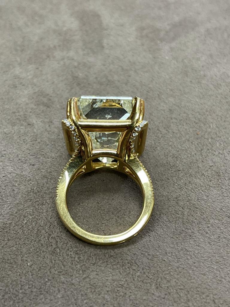 Diamantring aus 18 Karat Gold mit Diamantenbesatz (Zeitgenössisch)