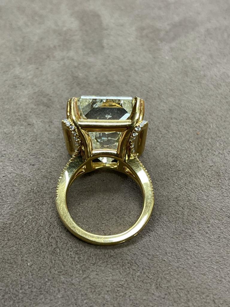 Contemporain Bague en or 18 carats sertie de diamants et montée sur diamants en vente