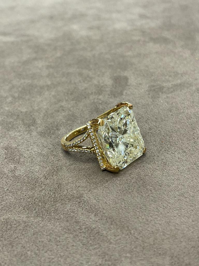 Diamantring aus 18 Karat Gold mit Diamantenbesatz (Brillantschliff)