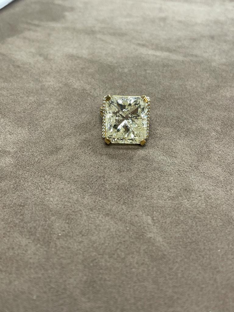 Diamantring aus 18 Karat Gold mit Diamantenbesatz im Zustand „Neu“ in New York, NY