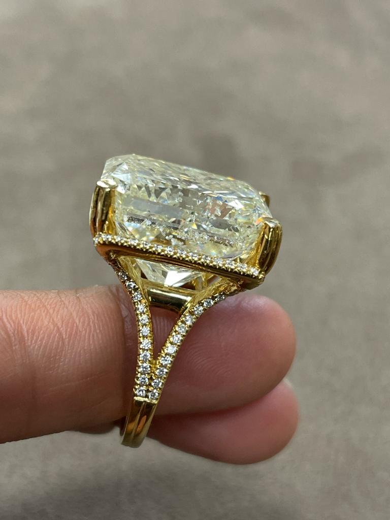 Bague en or 18 carats sertie de diamants et montée sur diamants en vente 1