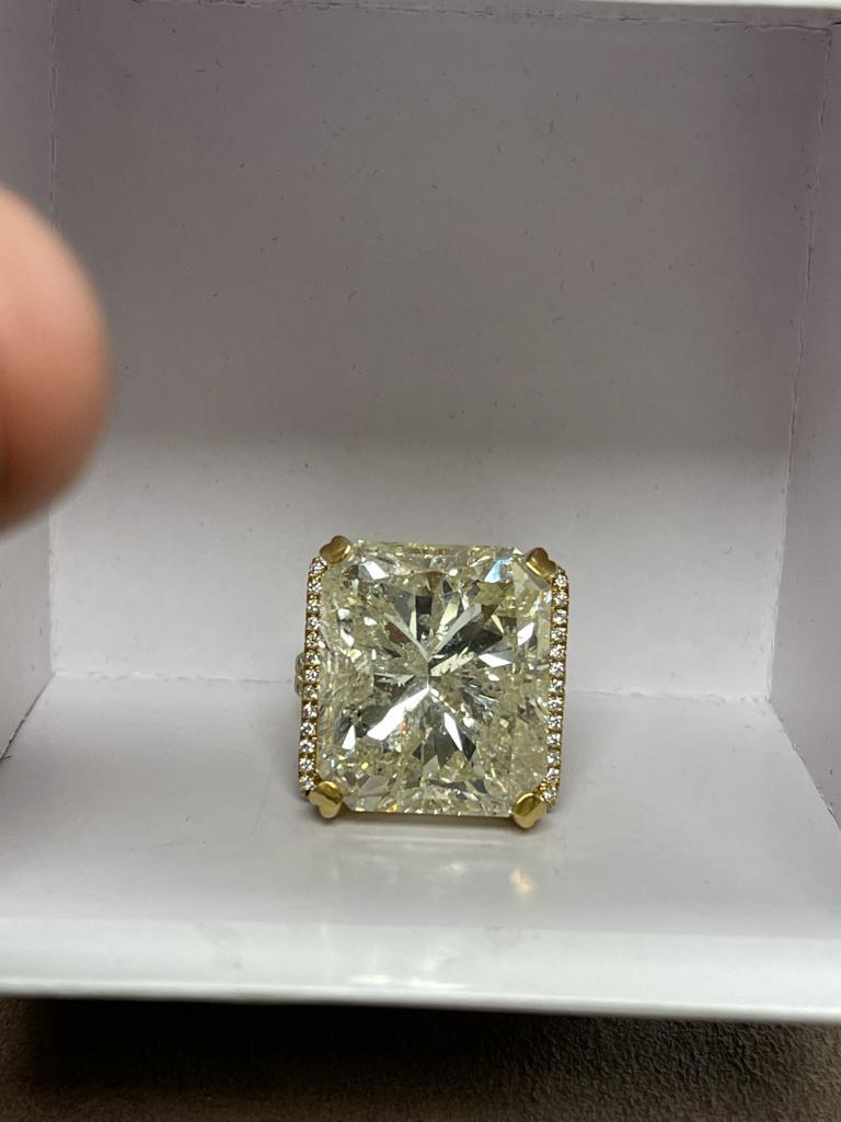 Bague en or 18 carats sertie de diamants et montée sur diamants en vente 2
