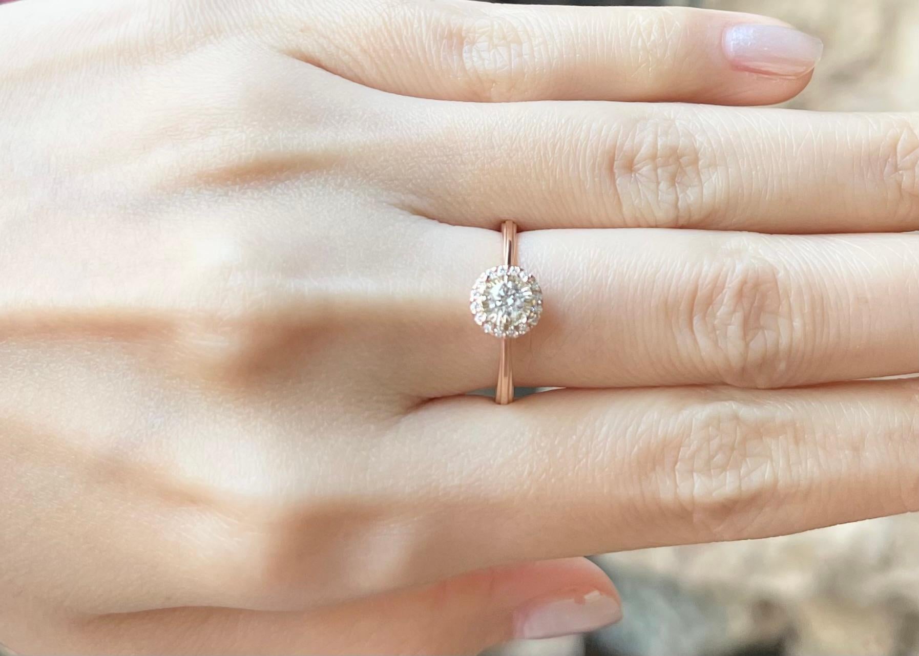 Anillo de diamantes engastados en oro rosa de 18 quilates Contemporáneo en venta