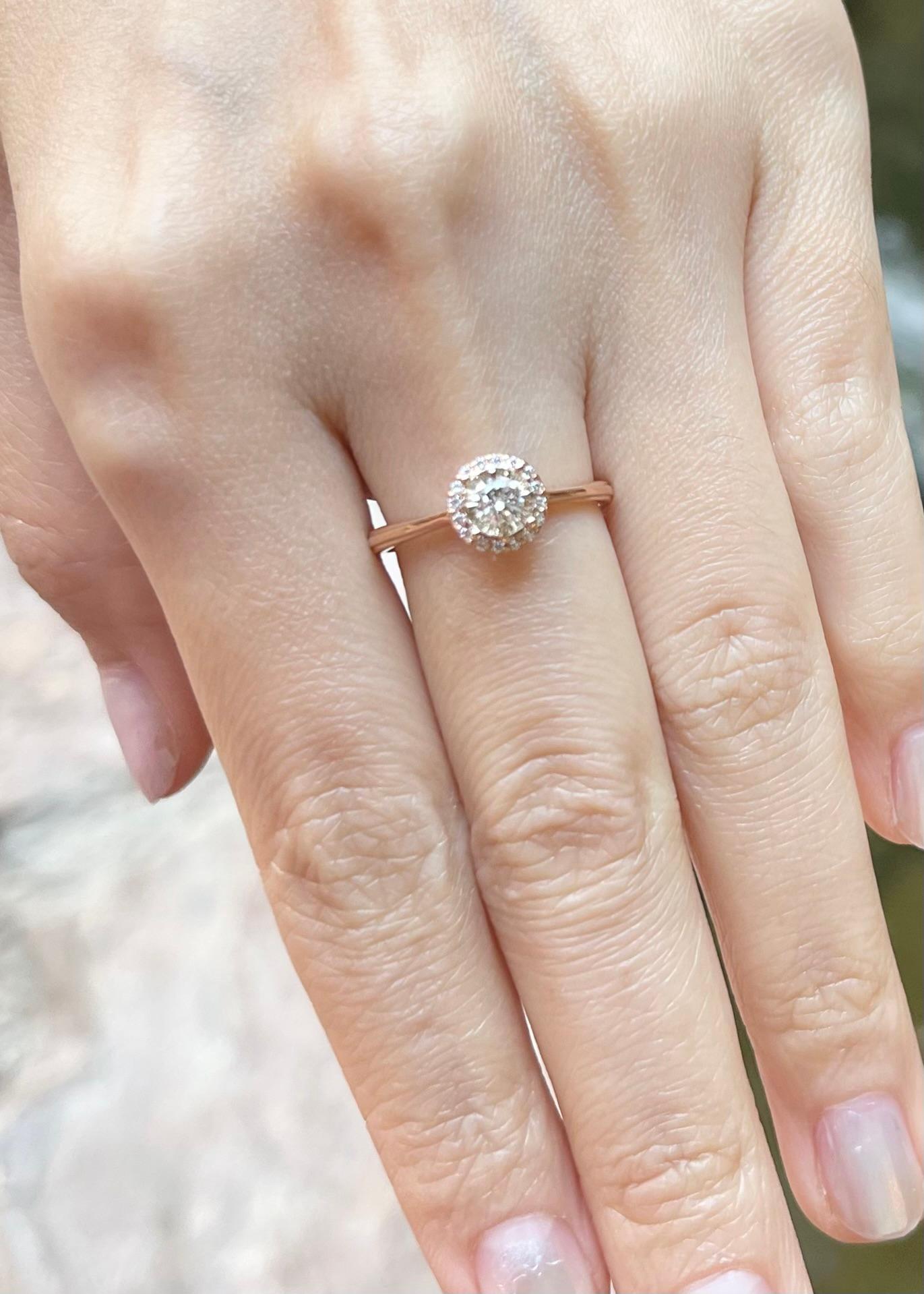 Taglio brillante Anello con diamante incastonato in oro rosa 18 carati in vendita