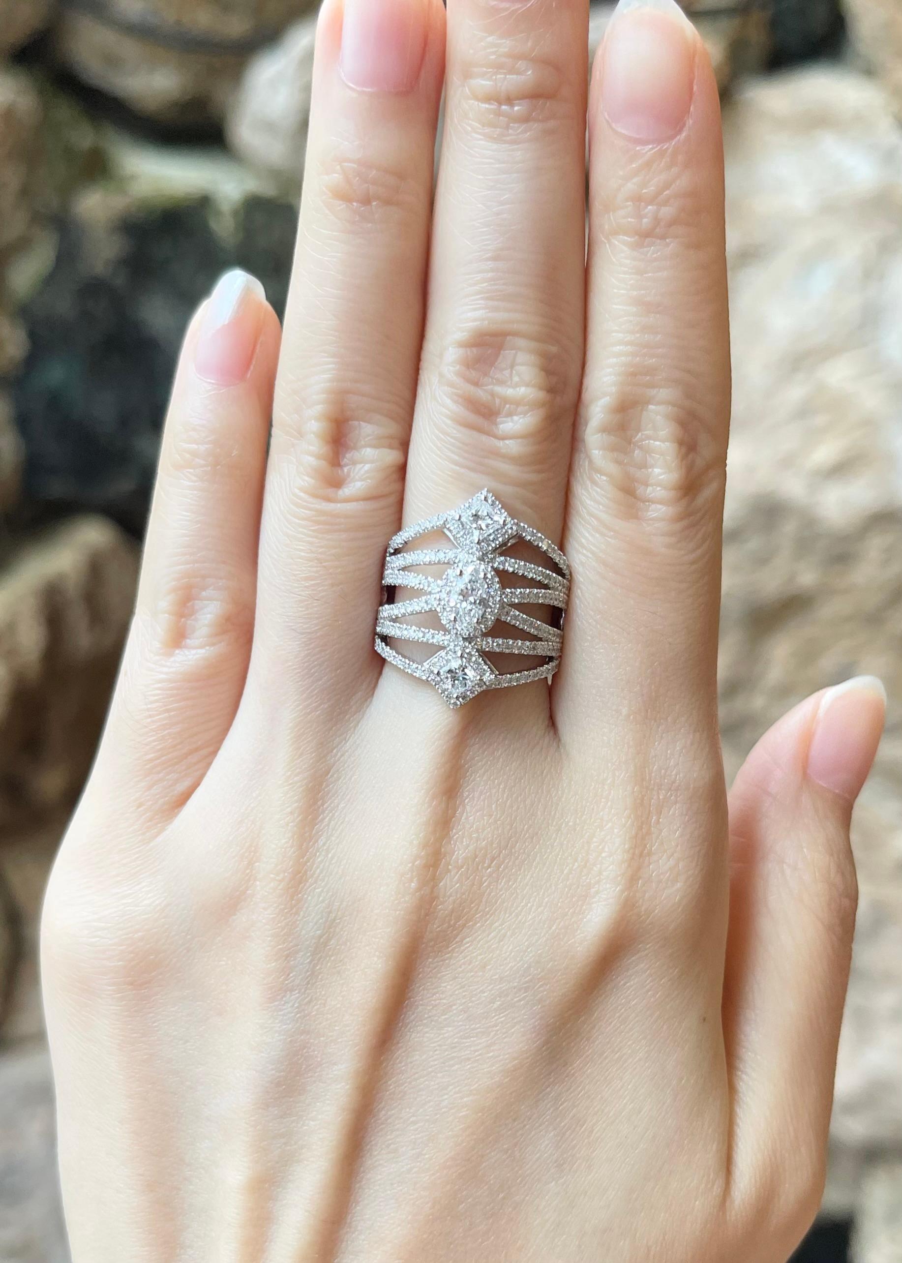 Diamond 0.31 ( VVS2/D) carat and Diamond 1.22 carats Ring set in 18K White Gold Settings

Width:  2.0 cm 
Length: 2.3 cm
Ring Size: 54
Total Weight: 9.23 grams

