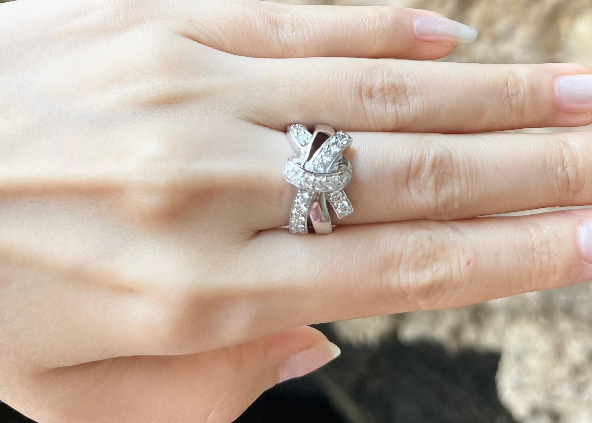Diamantring aus 18 Karat Weißgold in Fassungen mit Diamanten (Zeitgenössisch) im Angebot