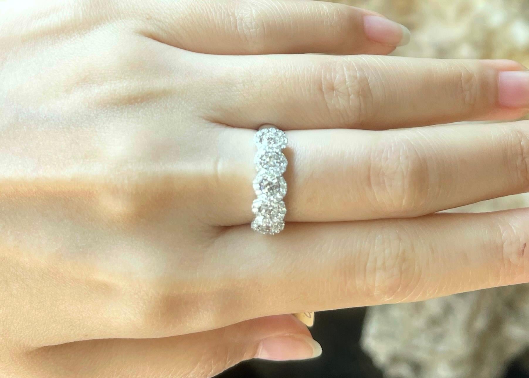 Contemporaneo Anello con diamante incastonato in oro bianco 18 carati in vendita