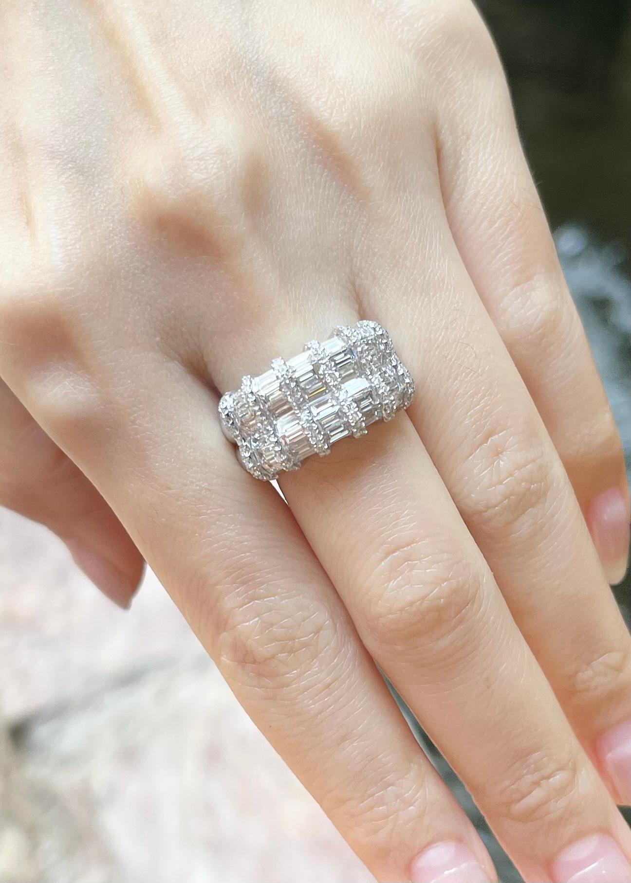 Brilliant Cut Diamond Ring set in 18K White Gold Settings For Sale