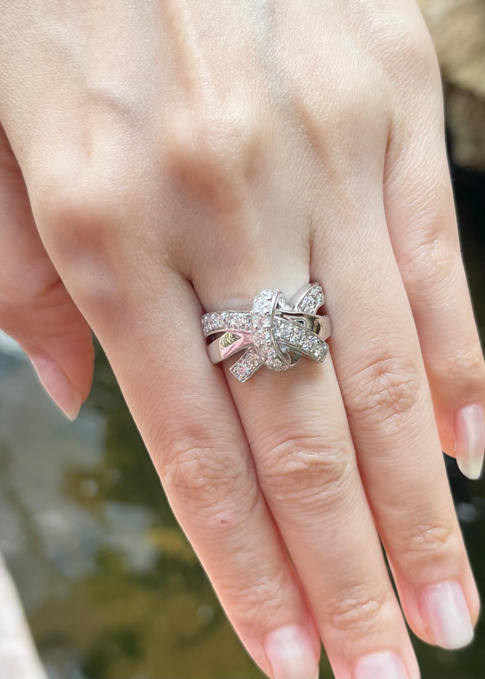 Diamantring aus 18 Karat Weißgold in Fassungen mit Diamanten (Brillantschliff) im Angebot