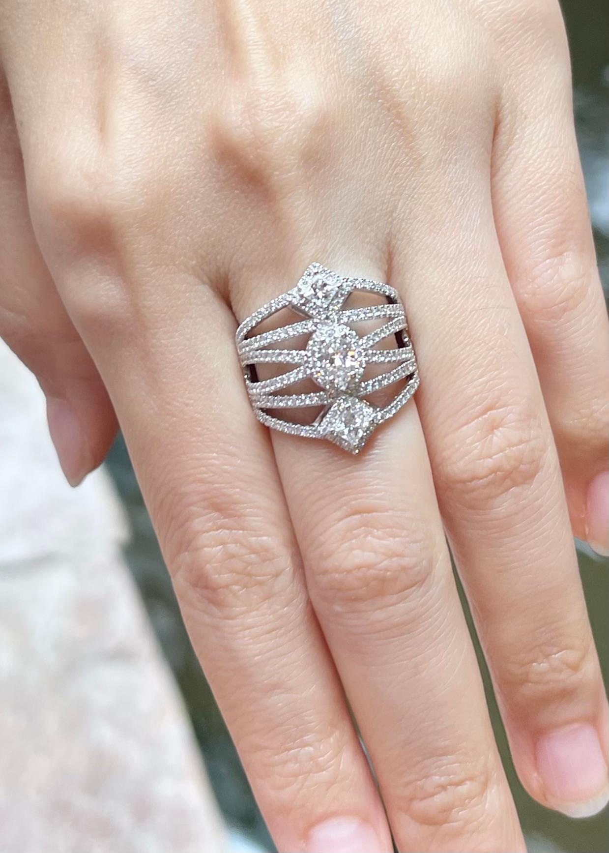 Oval Cut Diamond Ring set in 18K White Gold Settings For Sale