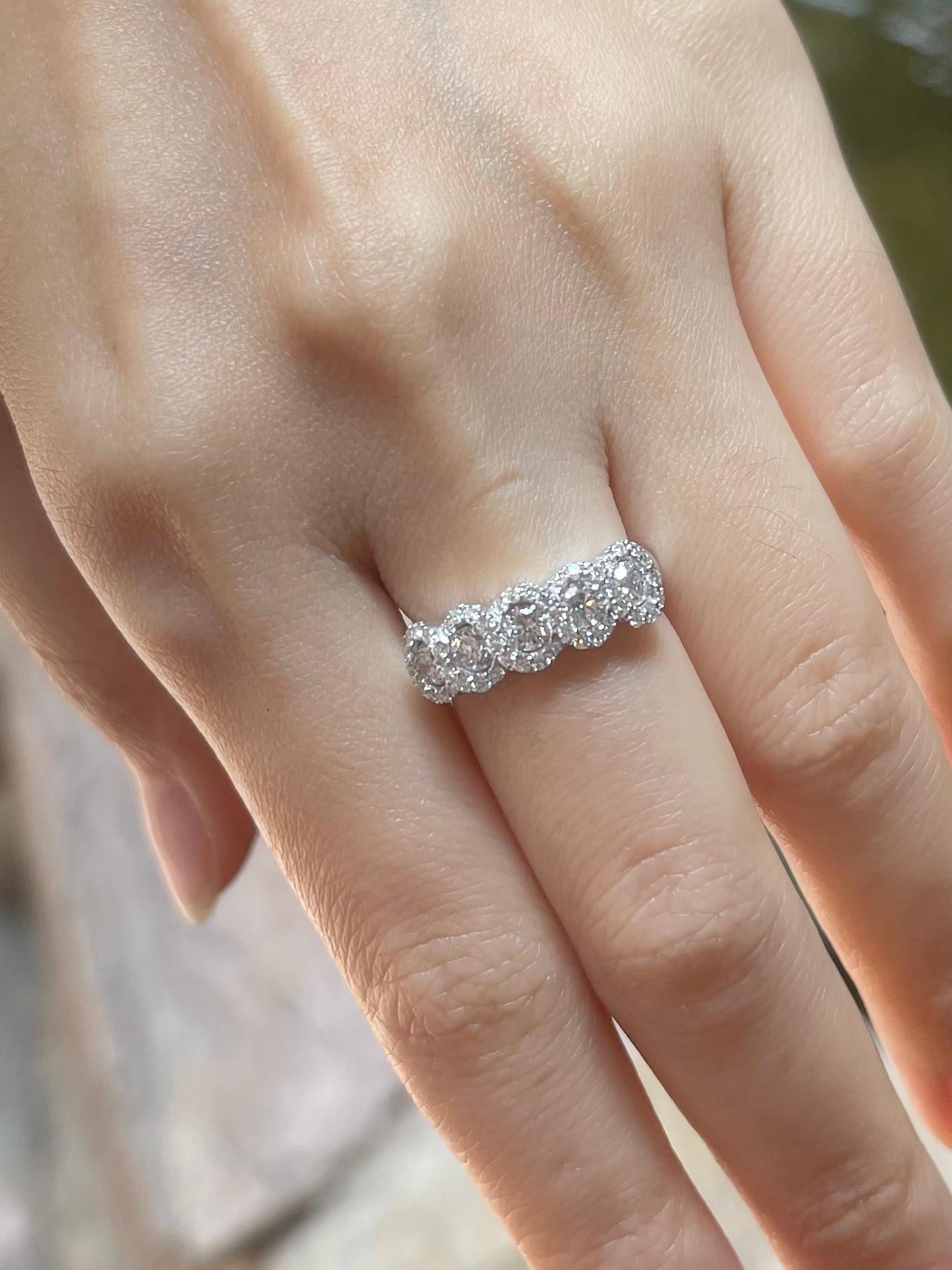 Taglio brillante Anello con diamante incastonato in oro bianco 18 carati in vendita