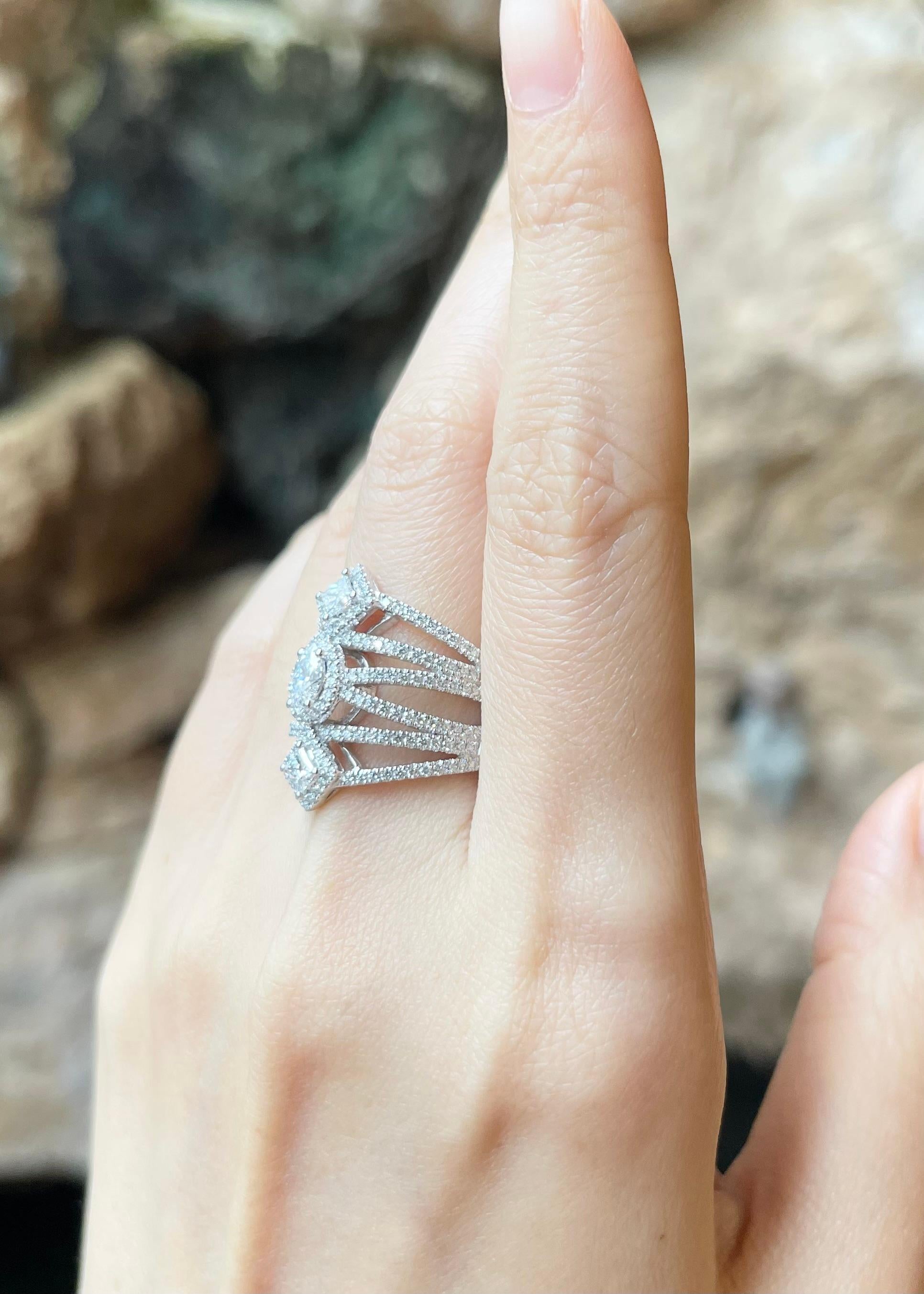 Diamond Ring set in 18K White Gold Settings In New Condition For Sale In Bangkok, TH