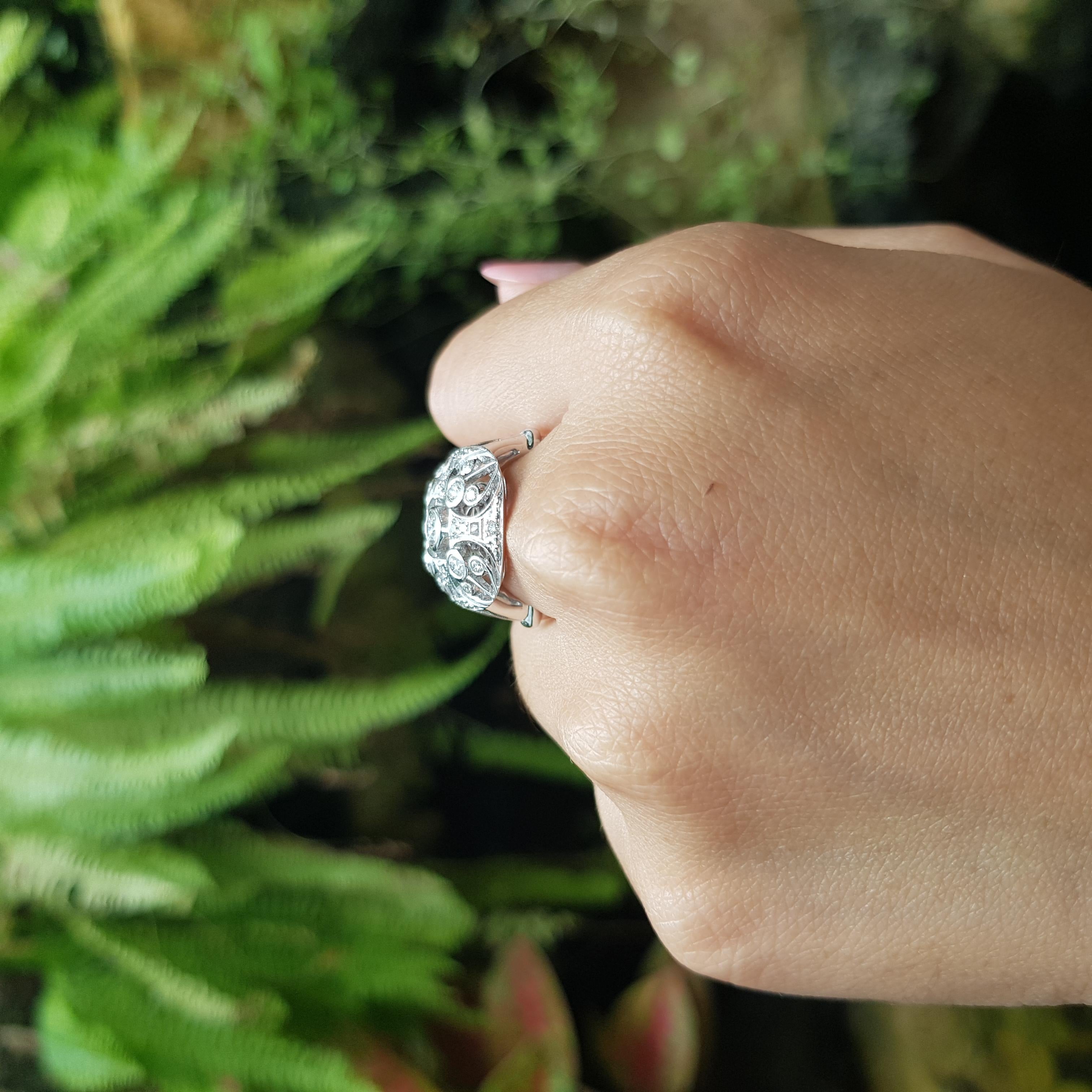 Anello con diamante incastonato in oro bianco 18 carati In condizioni Nuovo in vendita a Bangkok, TH