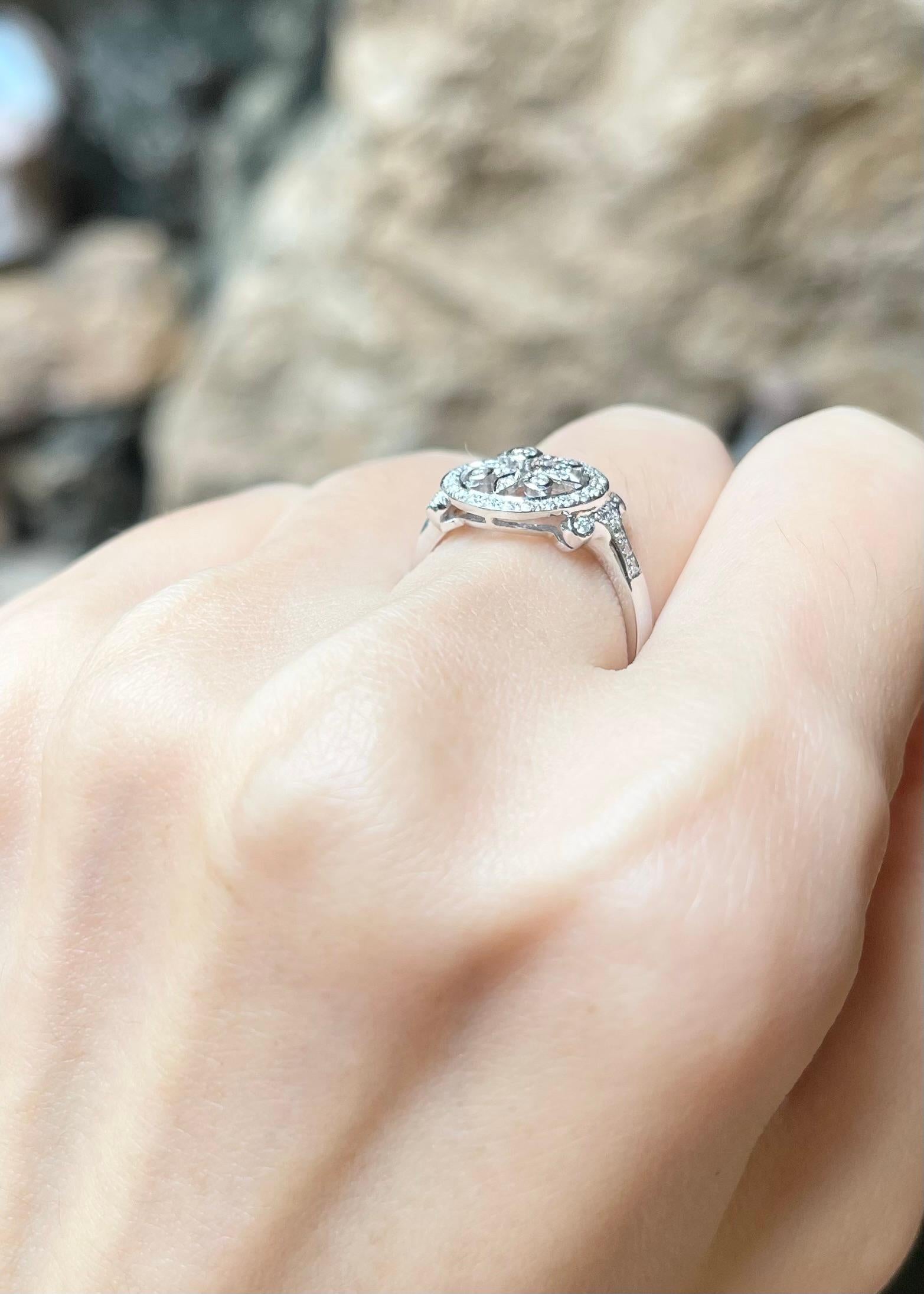 Women's Diamond Ring set in 18K White Gold Settings For Sale