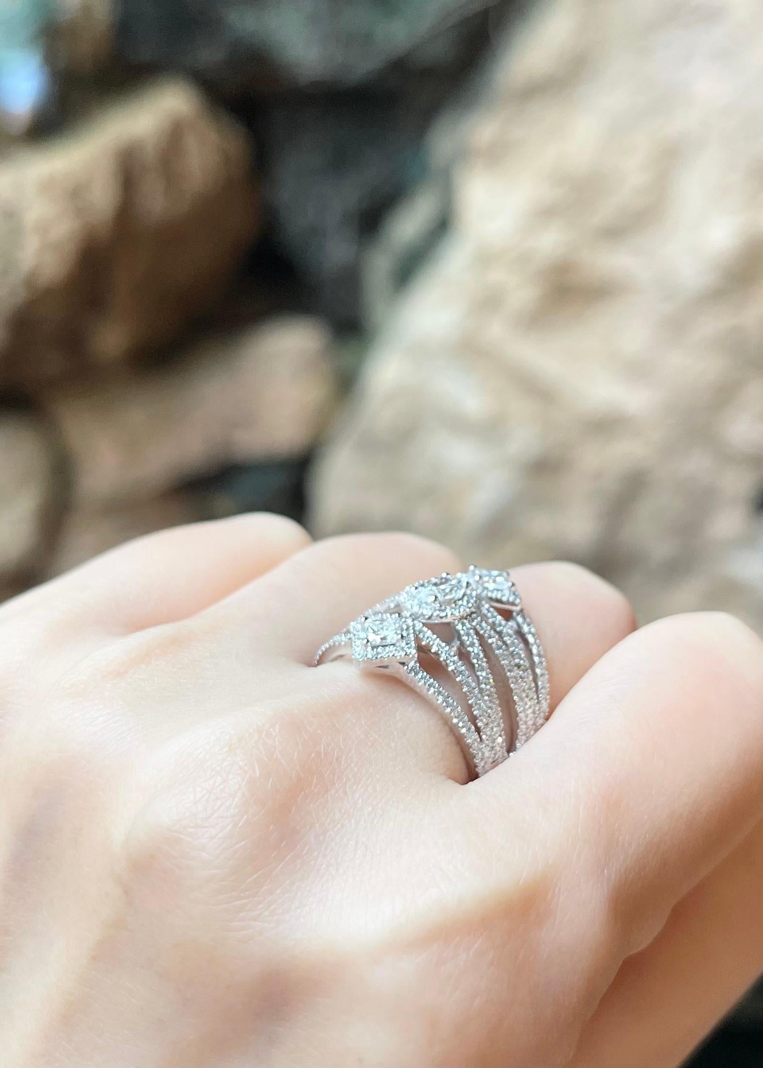 Women's Diamond Ring set in 18K White Gold Settings For Sale