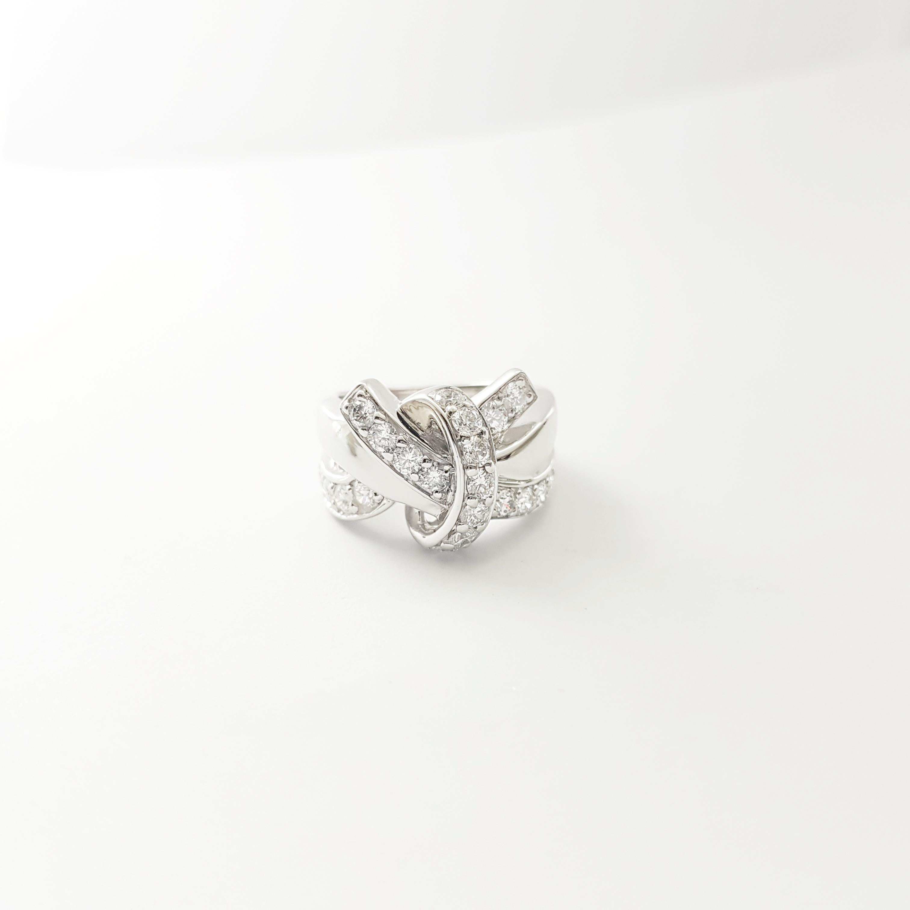 Diamantring aus 18 Karat Weißgold in Fassungen mit Diamanten im Angebot 1