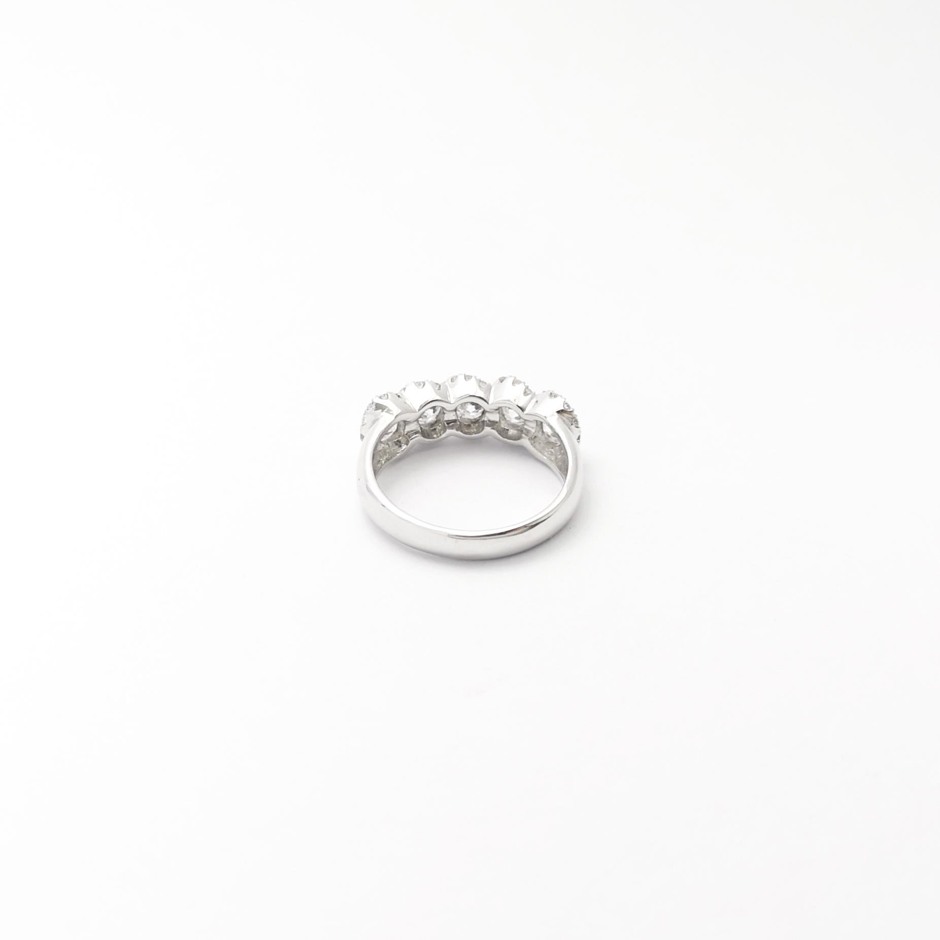 Anello con diamante incastonato in oro bianco 18 carati in vendita 2