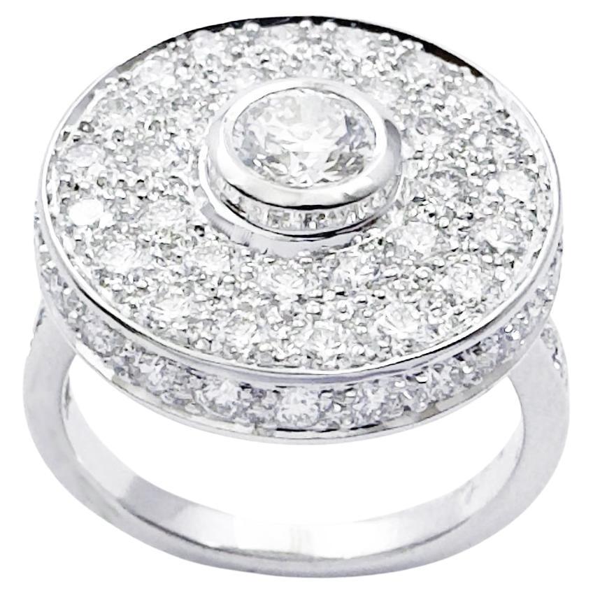 Bague en or blanc 18 carats sertie de diamants en vente