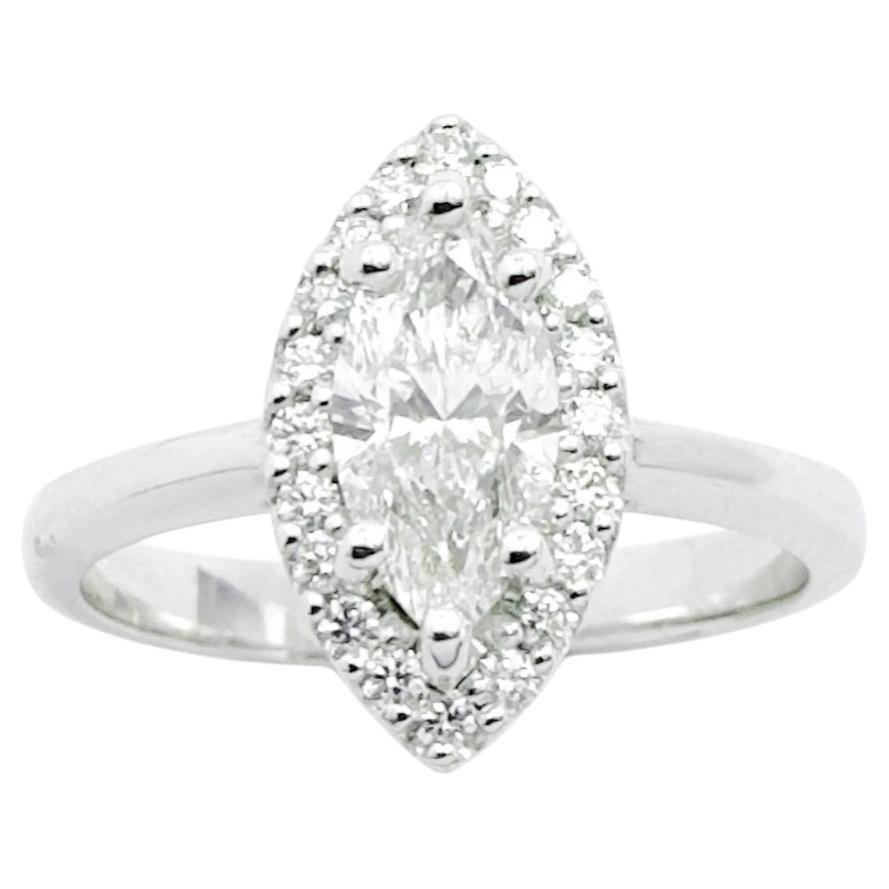 Anello con diamante incastonato in oro bianco 18 carati