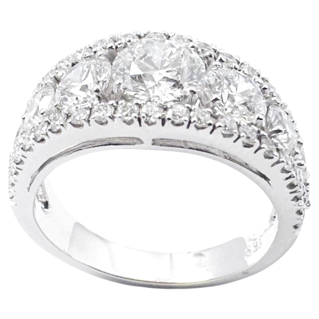 Diamond Ring set in 18K White Gold Settings
