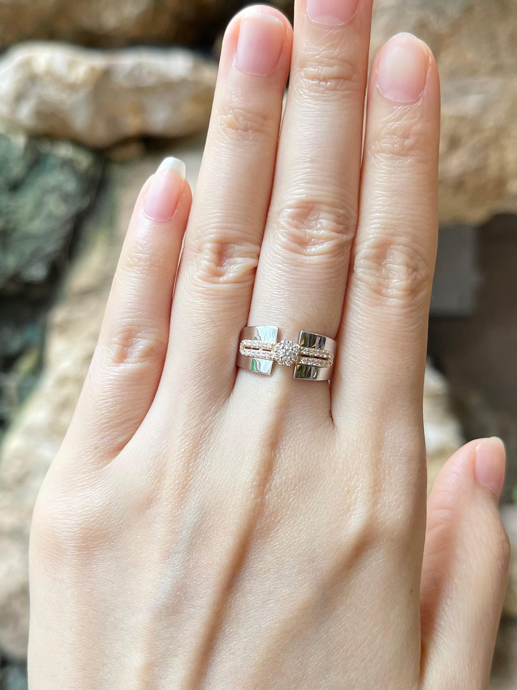 Bague sertie d'un diamant de 0,22 carat en or blanc/rosé 18K

Largeur :  1.8 cm 
Longueur : 0,9 cm
Taille de l'anneau : 52
Poids total : 6,63 grammes

