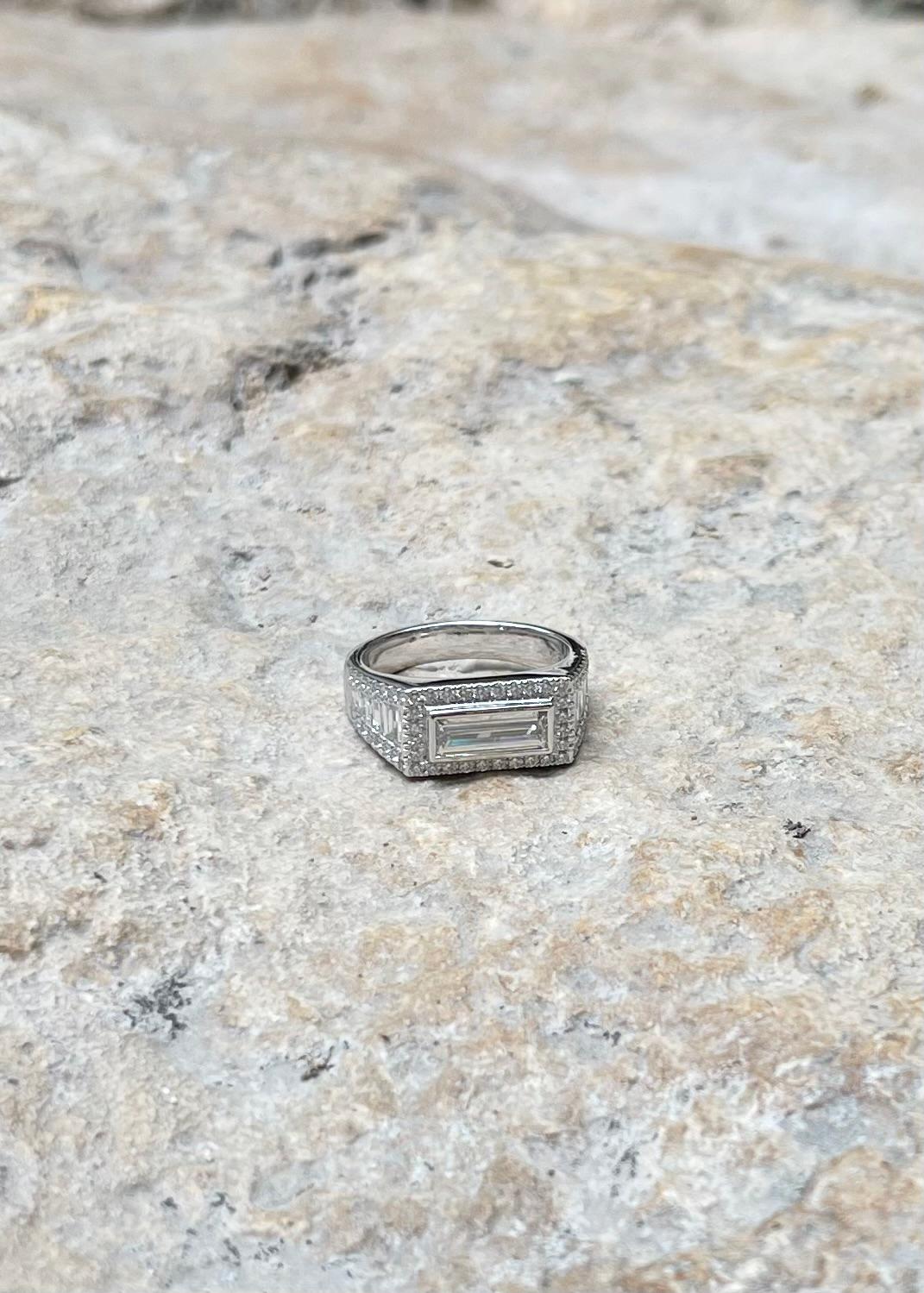 Anello con diamante incastonato in platino 950 in vendita 7