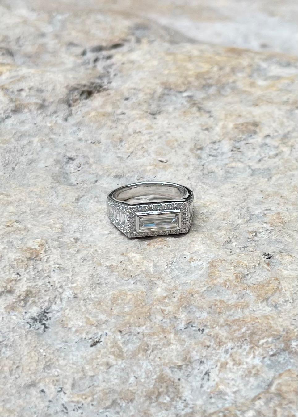 Anello con diamante incastonato in platino 950 in vendita 8